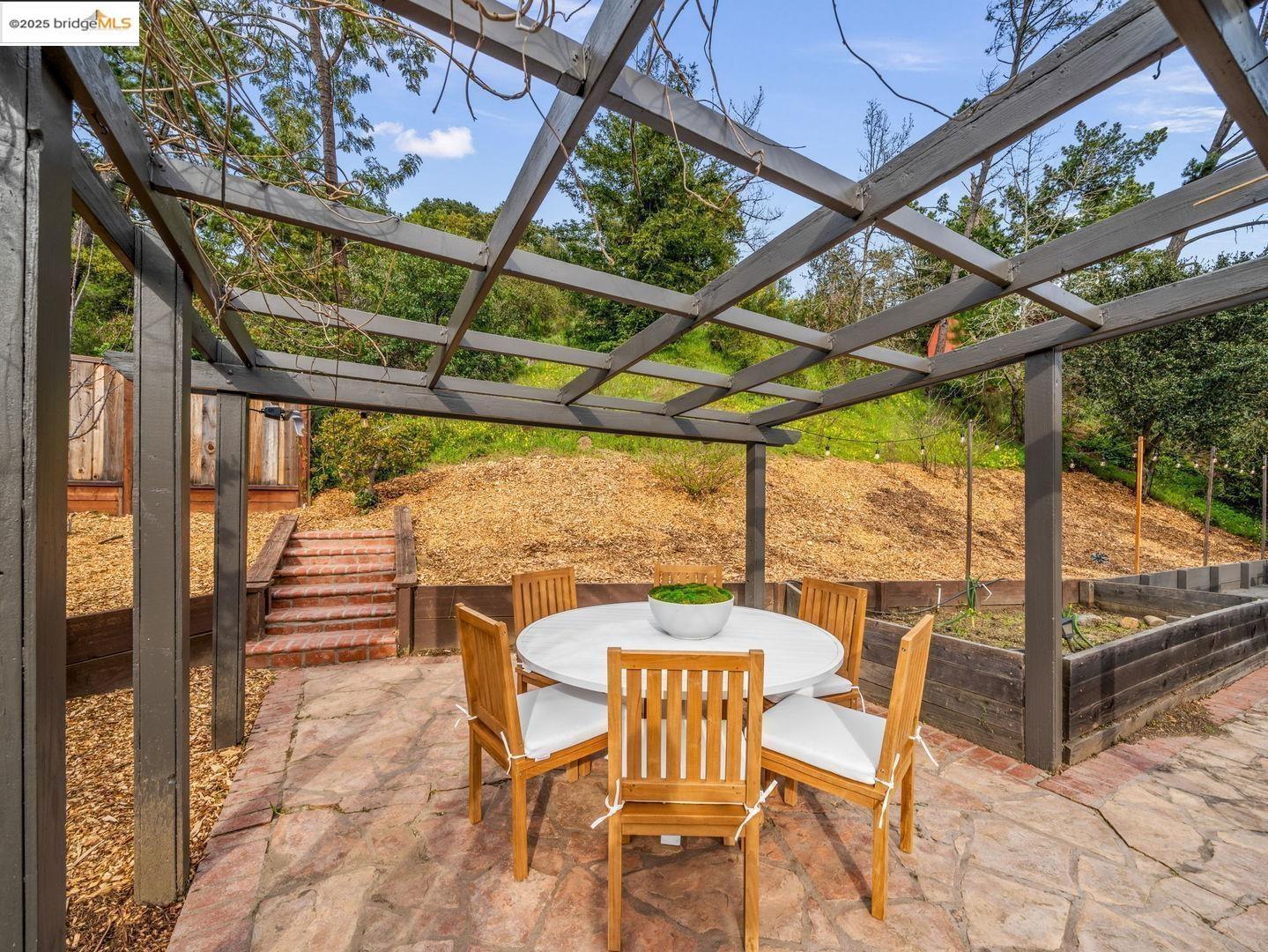 7796 Surrey LN, Oakland, California 94605, 4 Bedrooms Bedrooms, 7 Rooms Rooms,2 BathroomsBathrooms,Residential,For Sale,7796 Surrey LN,41091750