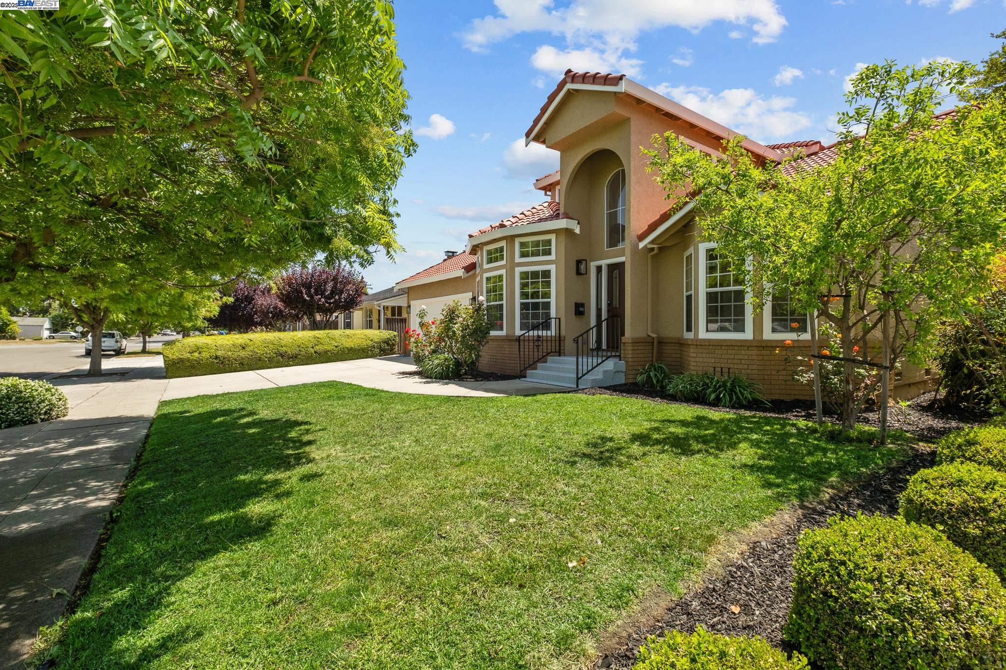Detail Gallery Image 3 of 60 For 2316 Tulip Rd, San Jose,  CA 95128 - 4 Beds | 3 Baths