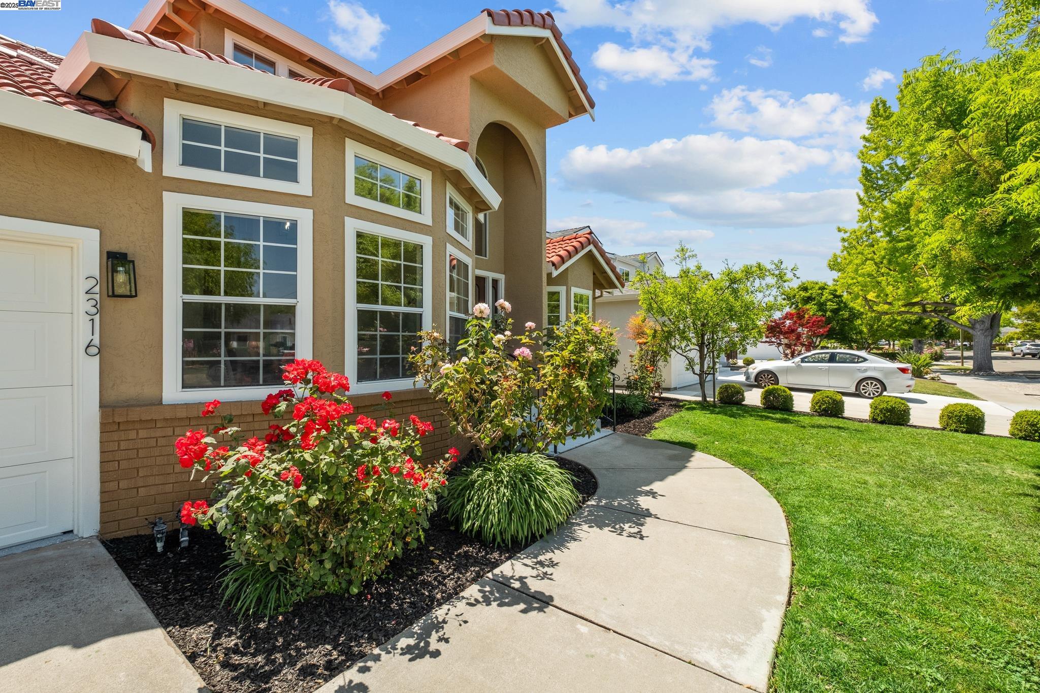 Detail Gallery Image 4 of 60 For 2316 Tulip Rd, San Jose,  CA 95128 - 4 Beds | 3 Baths