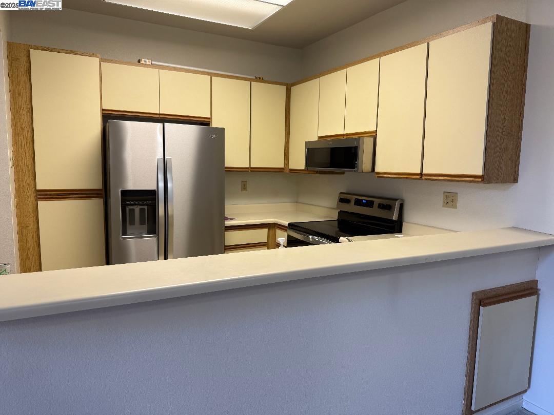 Detail Gallery Image 4 of 17 For 25850 Kay Ave #328,  Hayward,  CA 94545 - 2 Beds | 2 Baths