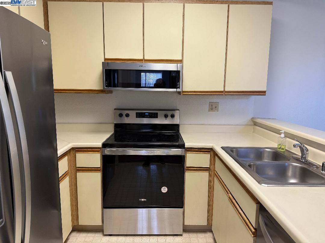 Detail Gallery Image 5 of 17 For 25850 Kay Ave #328,  Hayward,  CA 94545 - 2 Beds | 2 Baths