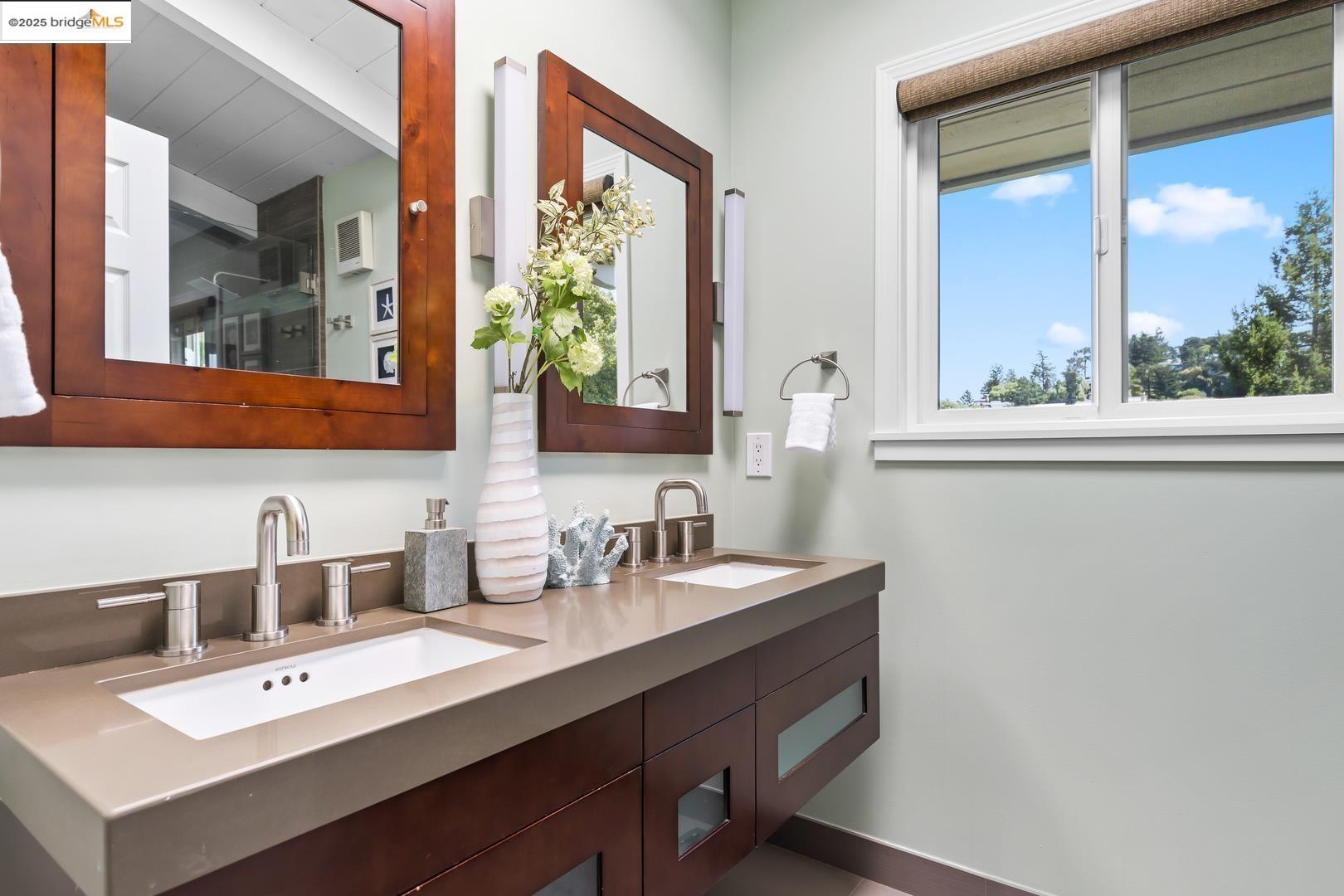 6533 Chelton DR, Oakland, California 94611, 4 Bedrooms Bedrooms, 11 Rooms Rooms,3 BathroomsBathrooms,Residential,For Sale,6533 Chelton DR,41091798