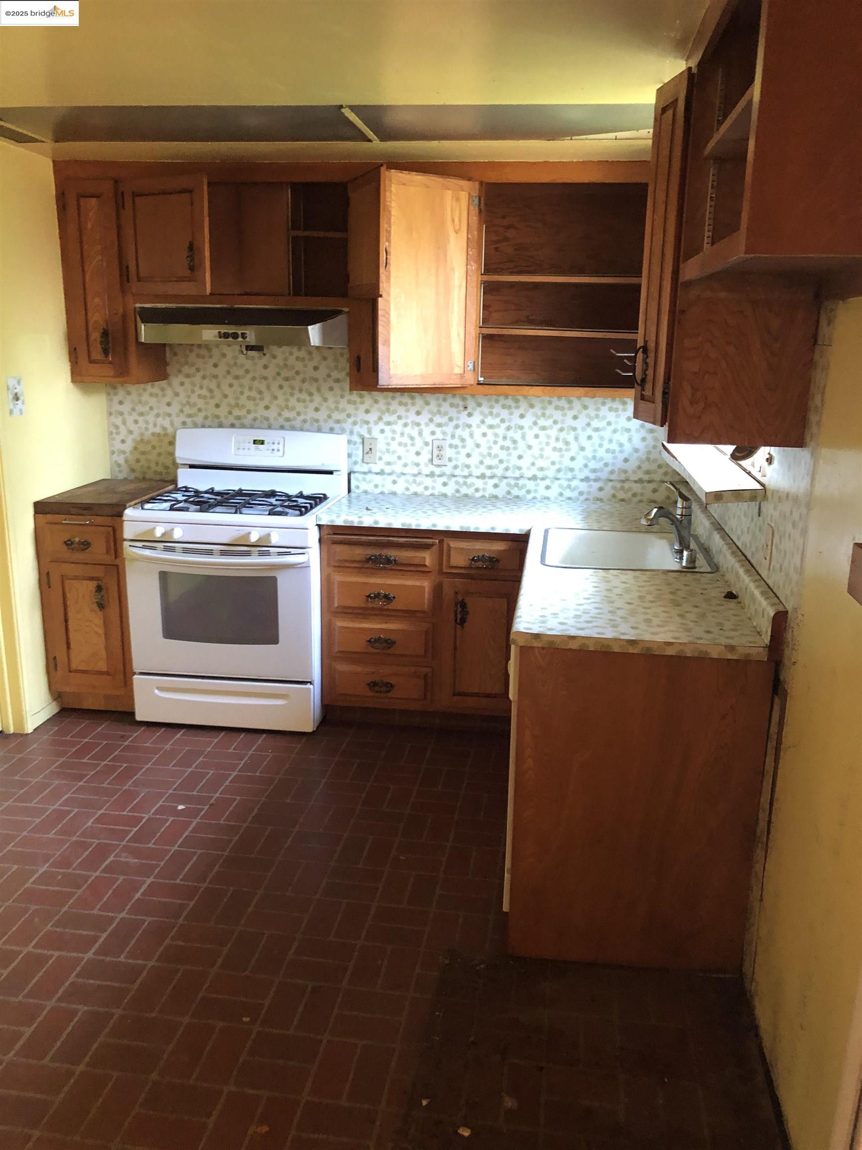 Detail Gallery Image 6 of 16 For 800 Payne Dr, Richmond,  CA 94806 - 2 Beds | 2 Baths
