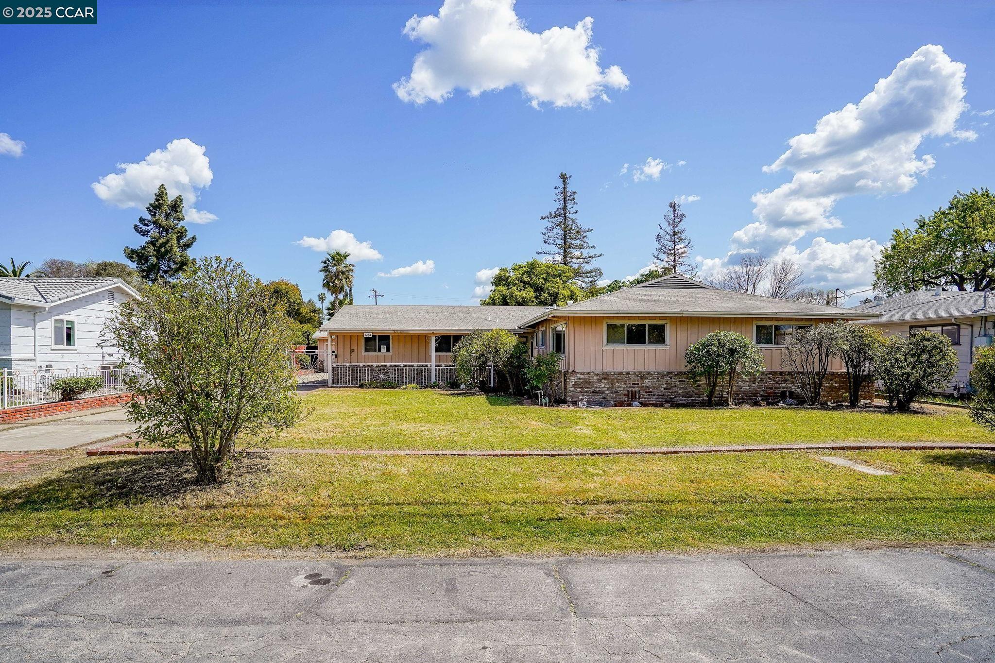 Detail Gallery Image 1 of 1 For 1464 Grove Way, Concord,  CA 94519 - 3 Beds | 2 Baths