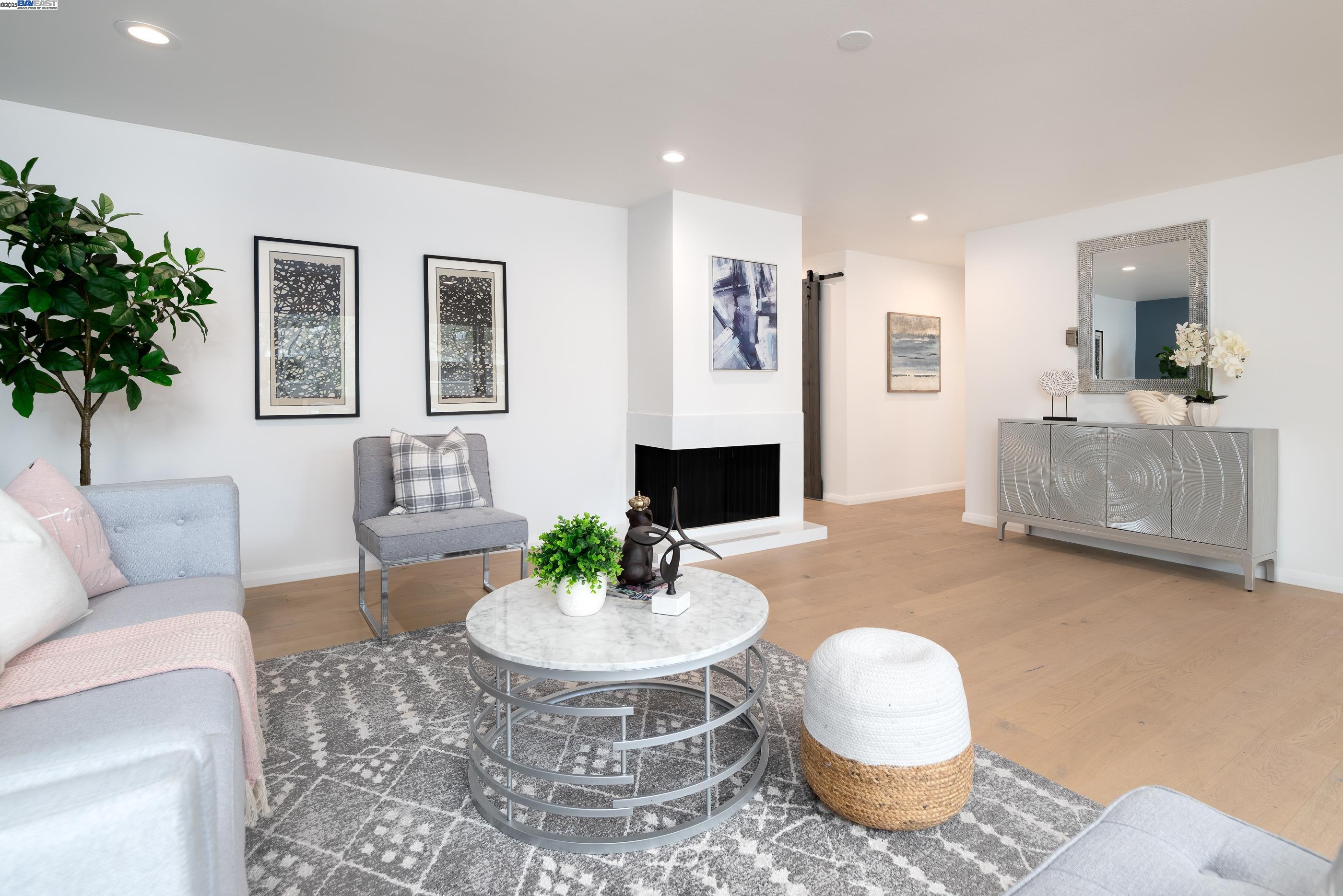 Detail Gallery Image 4 of 29 For 500 W Middlefield Rd #116,  Mountain View,  CA 94043 - 2 Beds | 2 Baths
