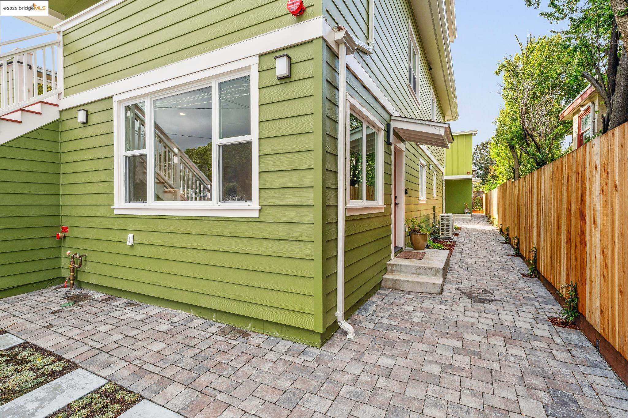 Detail Gallery Image 33 of 60 For 667 & 667a Alcatraz Ave, Oakland,  CA 94609 - – Beds | – Baths