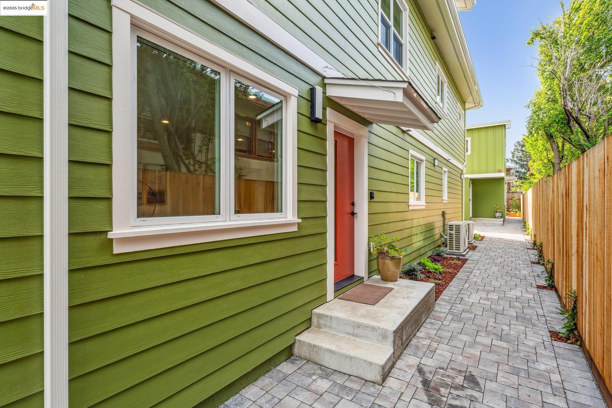 Detail Gallery Image 34 of 60 For 667 & 667a Alcatraz Ave, Oakland,  CA 94609 - – Beds | – Baths