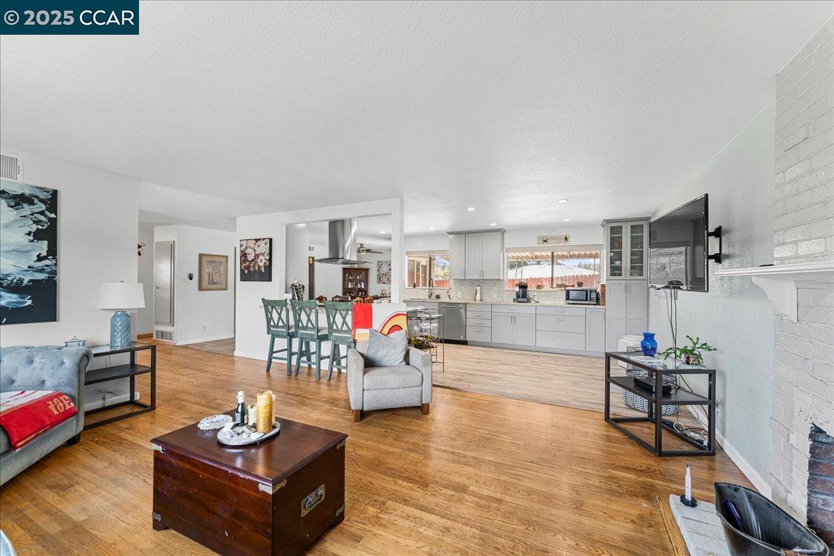 Detail Gallery Image 12 of 31 For 885 Tara Hills Dr, Pinole,  CA 94564 - 3 Beds | 2 Baths