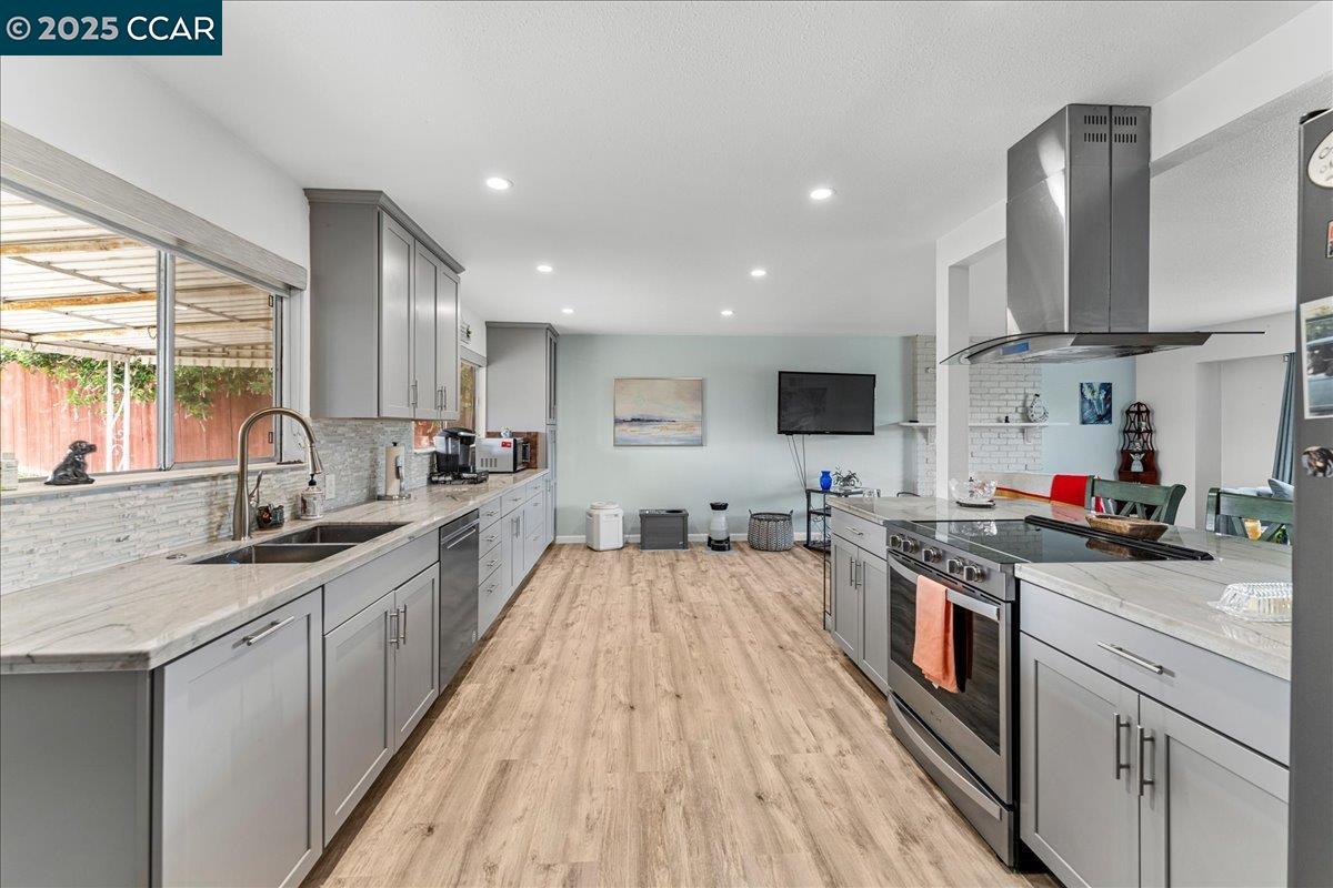 Detail Gallery Image 7 of 31 For 885 Tara Hills Dr, Pinole,  CA 94564 - 3 Beds | 2 Baths