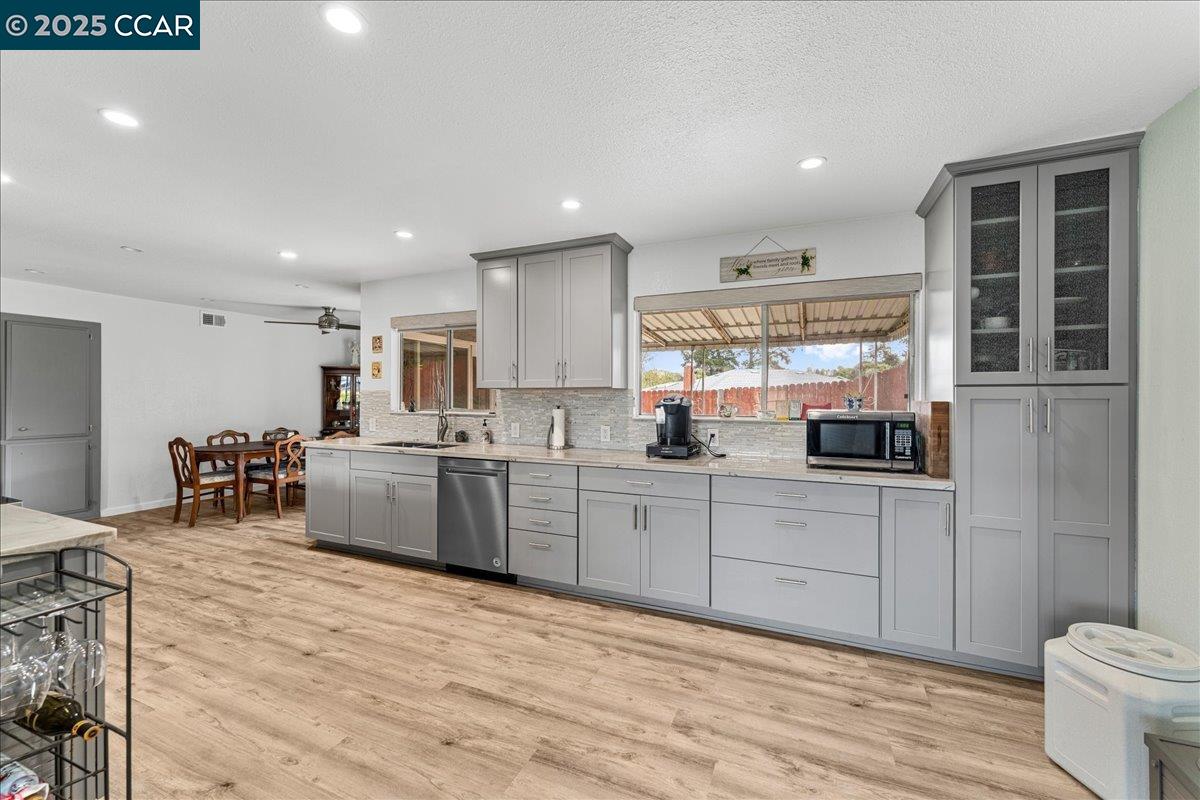 Detail Gallery Image 9 of 31 For 885 Tara Hills Dr, Pinole,  CA 94564 - 3 Beds | 2 Baths