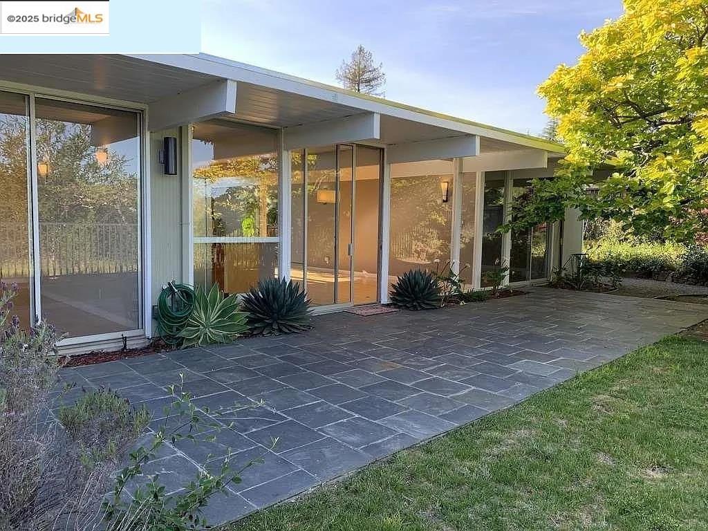 Detail Gallery Image 1 of 33 For 5559 Greenridge Rd, Castro Valley,  CA 94552 - 4 Beds | 2 Baths