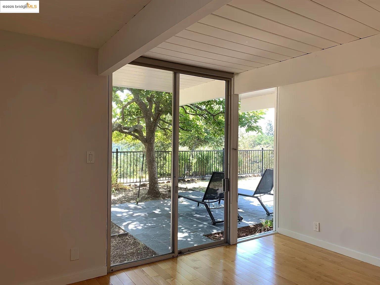 Detail Gallery Image 15 of 33 For 5559 Greenridge Rd, Castro Valley,  CA 94552 - 4 Beds | 2 Baths