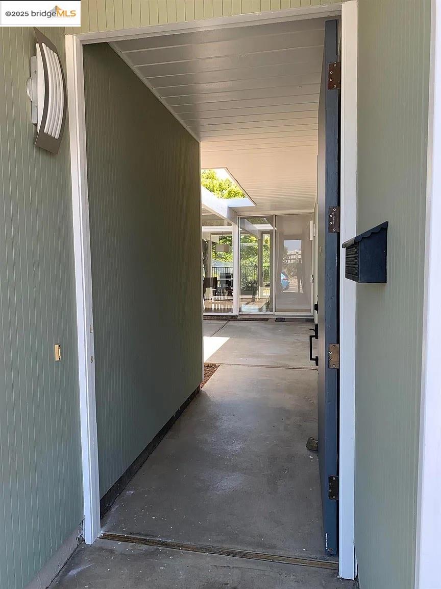 Detail Gallery Image 4 of 33 For 5559 Greenridge Rd, Castro Valley,  CA 94552 - 4 Beds | 2 Baths