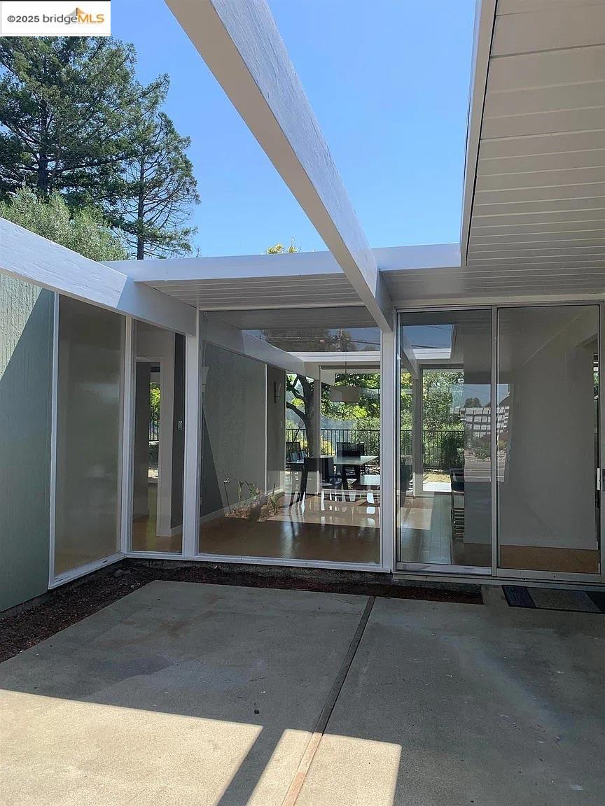 Detail Gallery Image 5 of 33 For 5559 Greenridge Rd, Castro Valley,  CA 94552 - 4 Beds | 2 Baths
