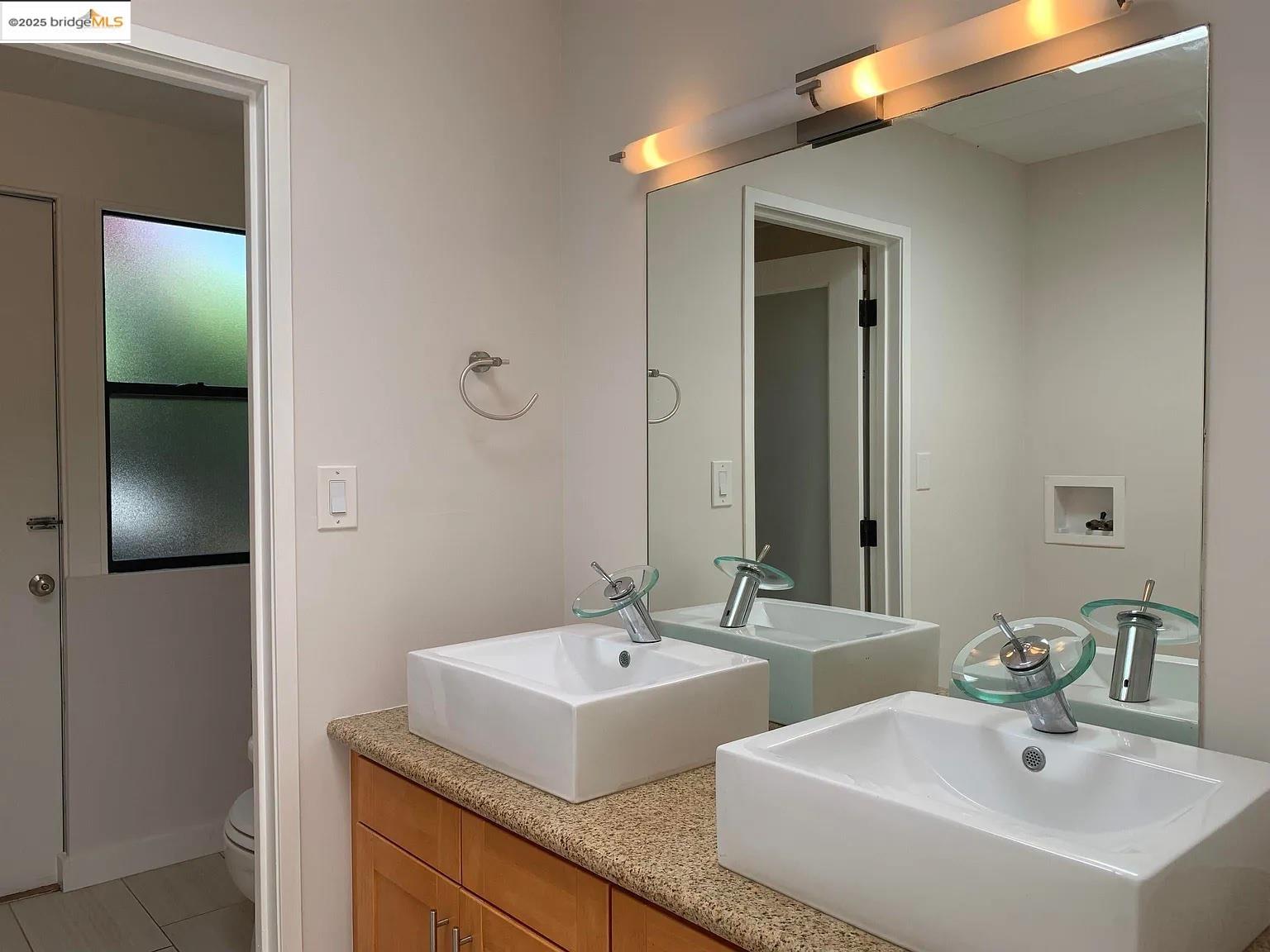 Detail Gallery Image 10 of 33 For 5559 Greenridge Rd, Castro Valley,  CA 94552 - 4 Beds | 2 Baths