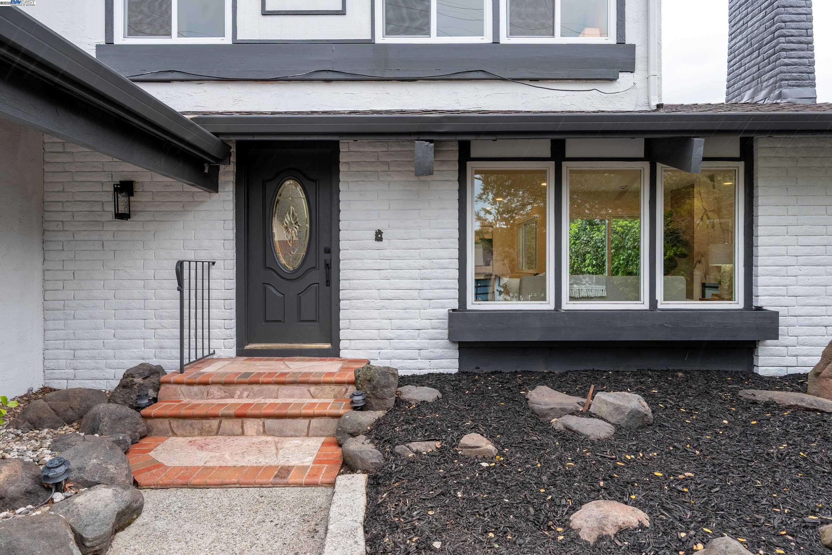 Detail Gallery Image 2 of 49 For 5657 Shadow Ridge Dr, Castro Valley,  CA 94552 - 4 Beds | 2/1 Baths