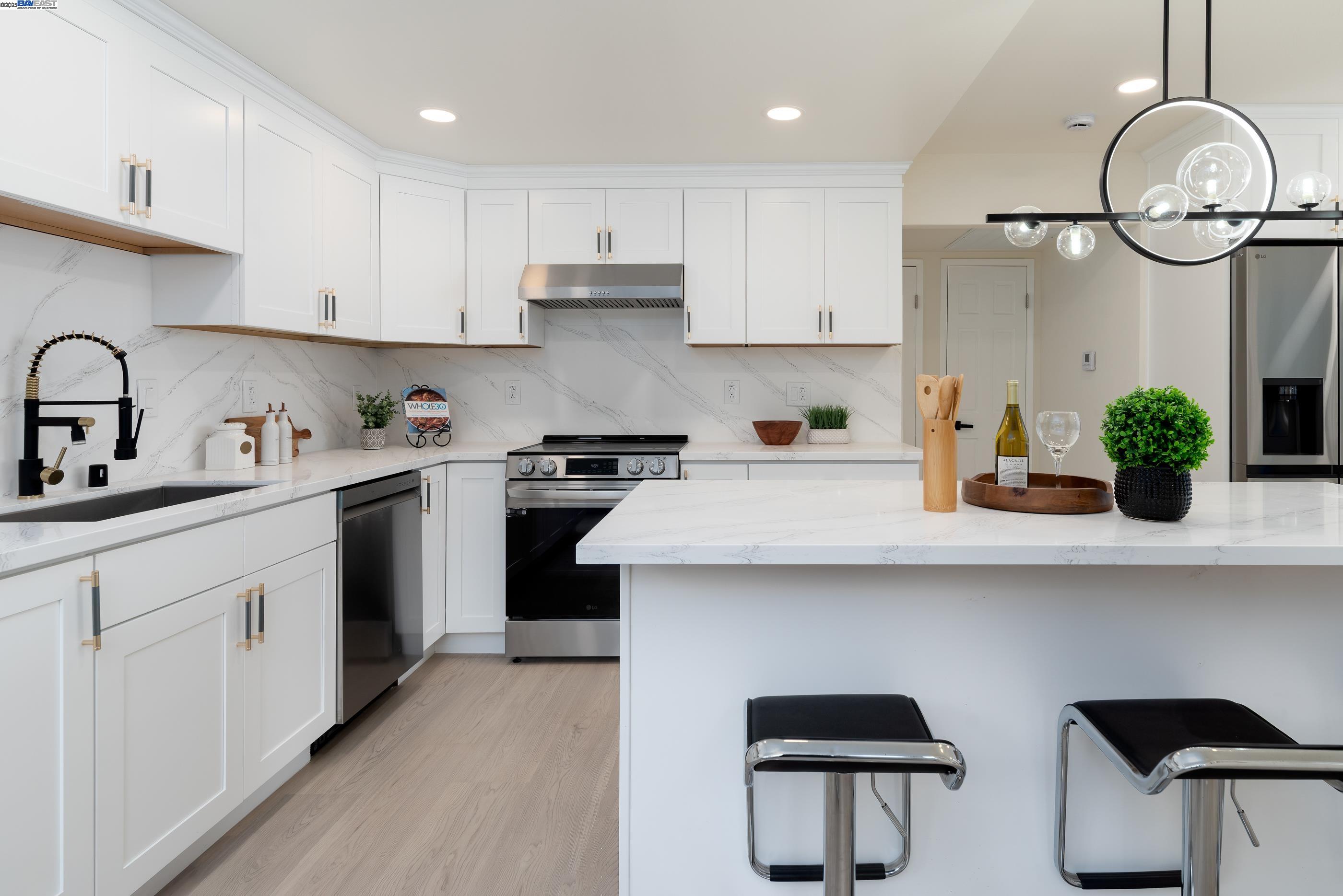 Detail Gallery Image 13 of 49 For 5657 Shadow Ridge Dr, Castro Valley,  CA 94552 - 4 Beds | 2/1 Baths