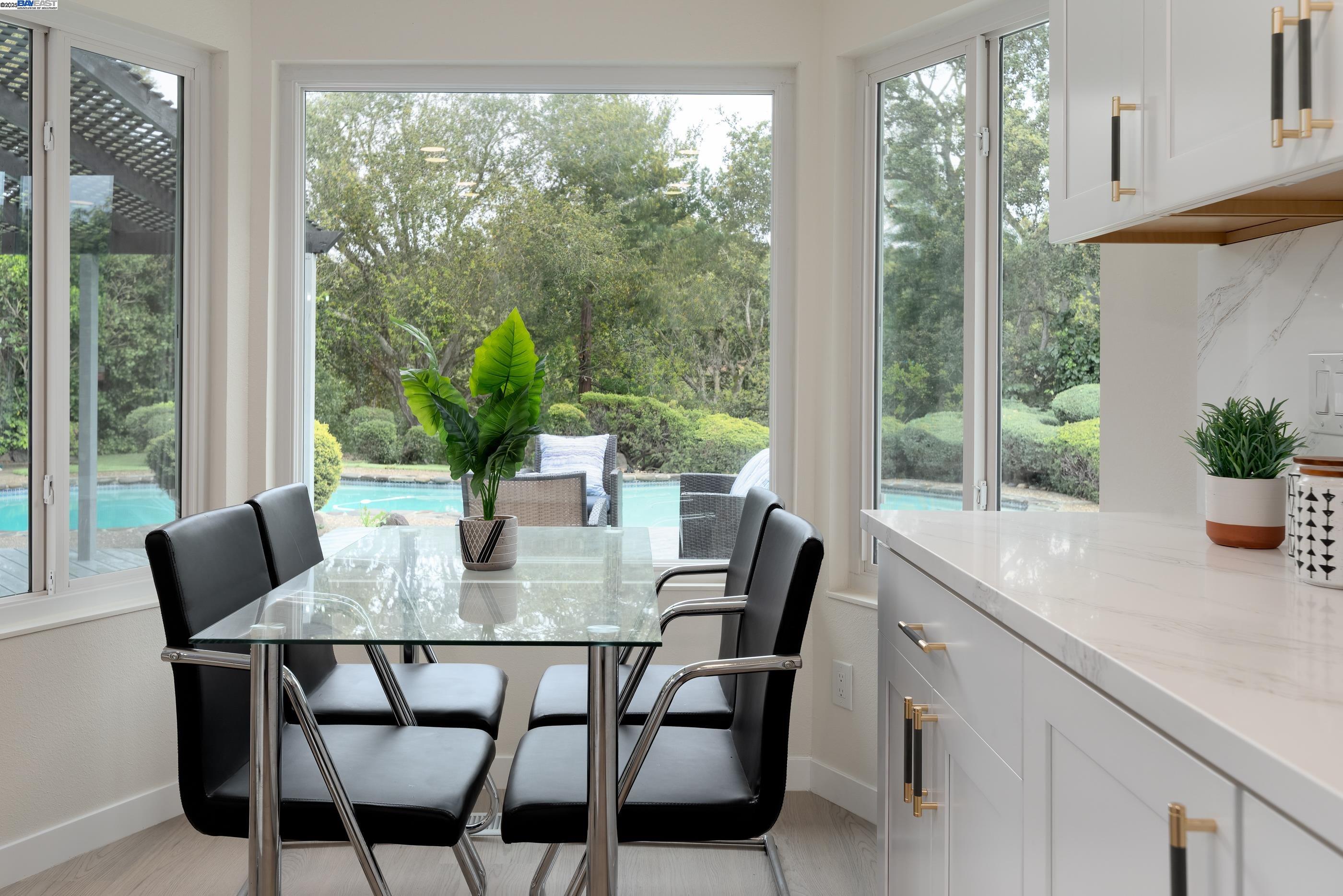 Detail Gallery Image 15 of 49 For 5657 Shadow Ridge Dr, Castro Valley,  CA 94552 - 4 Beds | 2/1 Baths