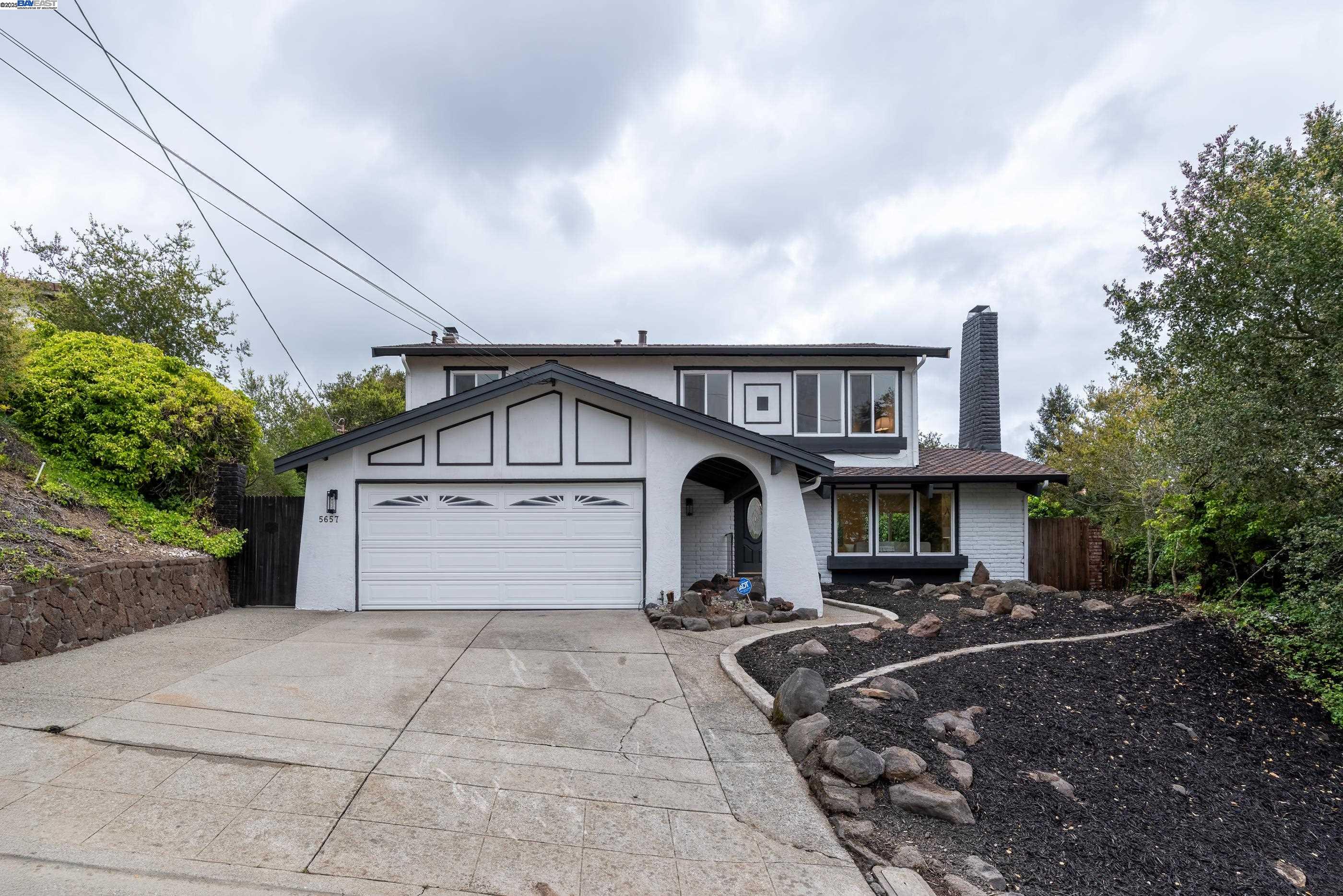 Detail Gallery Image 3 of 49 For 5657 Shadow Ridge Dr, Castro Valley,  CA 94552 - 4 Beds | 2/1 Baths