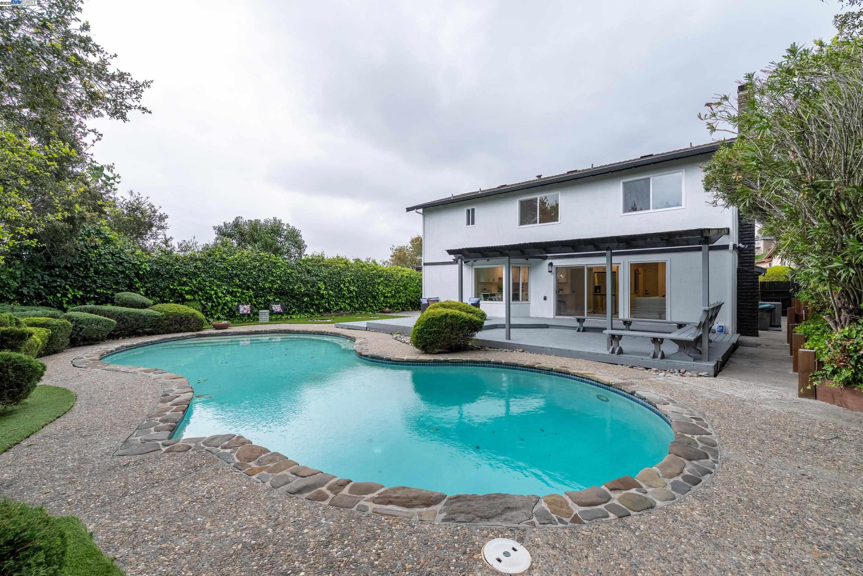 Detail Gallery Image 47 of 49 For 5657 Shadow Ridge Dr, Castro Valley,  CA 94552 - 4 Beds | 2/1 Baths