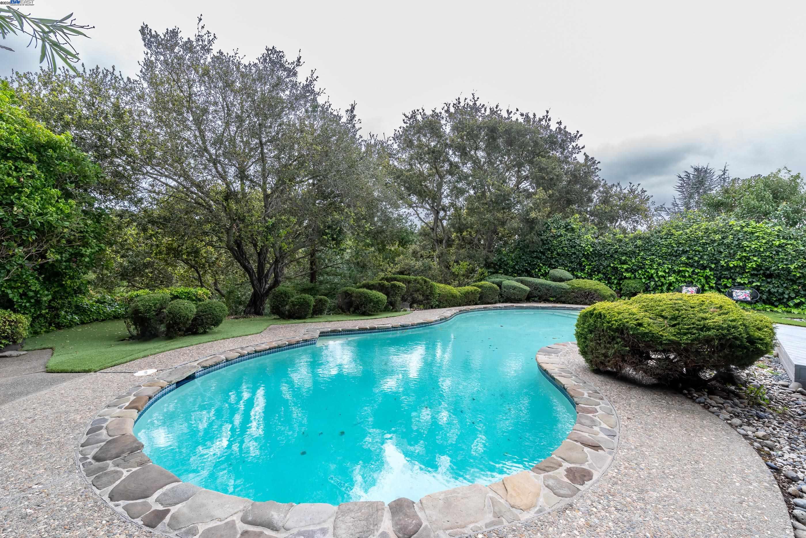 Detail Gallery Image 48 of 49 For 5657 Shadow Ridge Dr, Castro Valley,  CA 94552 - 4 Beds | 2/1 Baths