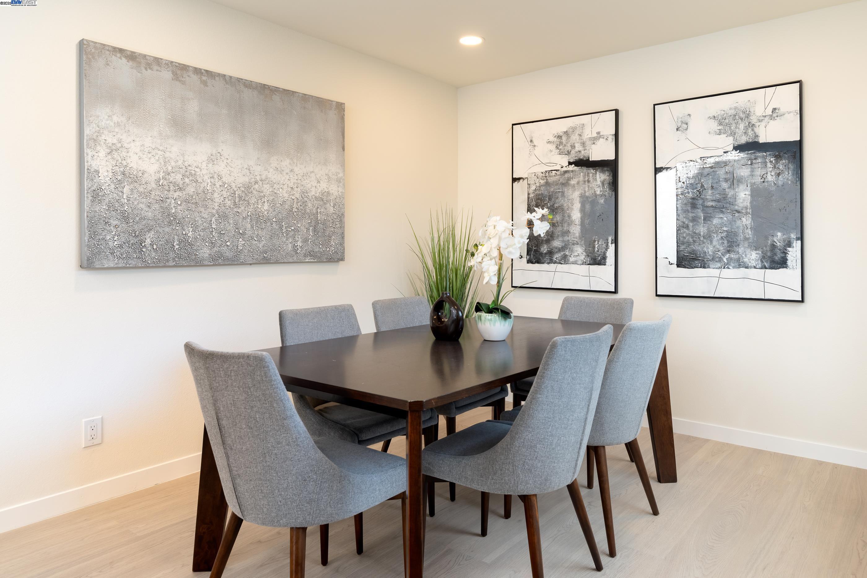 Detail Gallery Image 10 of 49 For 5657 Shadow Ridge Dr, Castro Valley,  CA 94552 - 4 Beds | 2/1 Baths