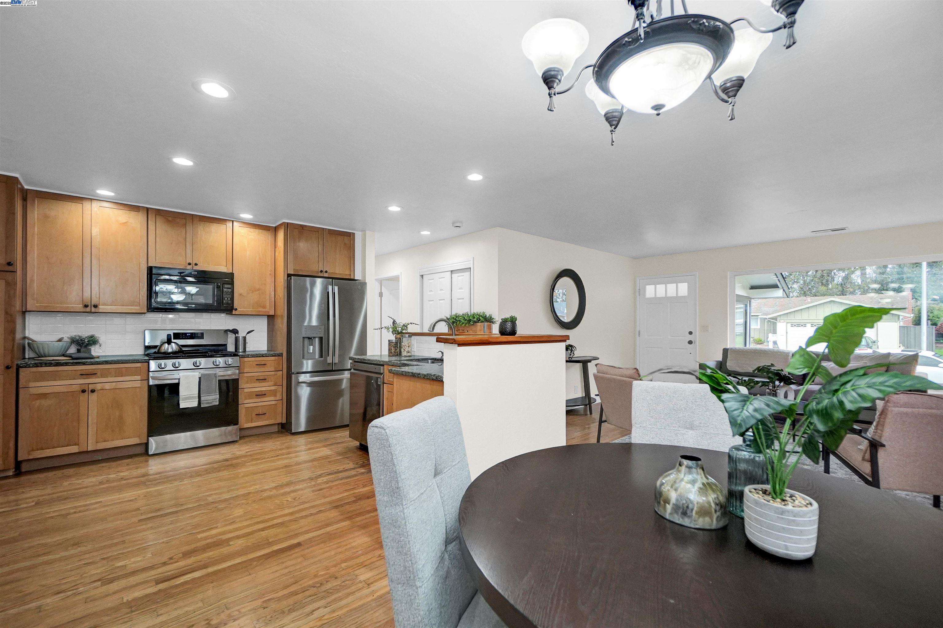 Detail Gallery Image 11 of 34 For 2521 Evergreen Dr, San Bruno,  CA 94066 - 4 Beds | 2 Baths