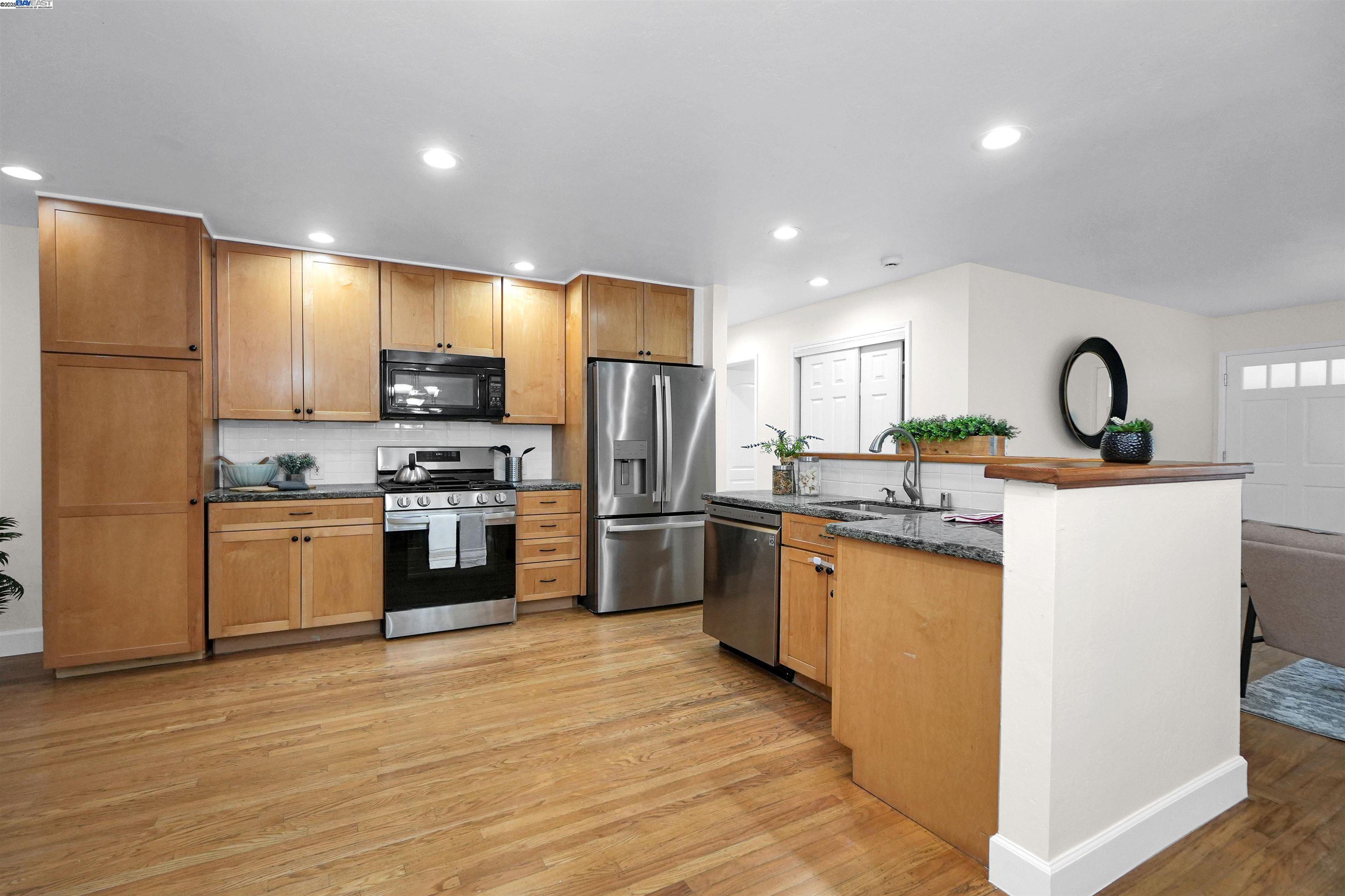 Detail Gallery Image 12 of 34 For 2521 Evergreen Dr, San Bruno,  CA 94066 - 4 Beds | 2 Baths