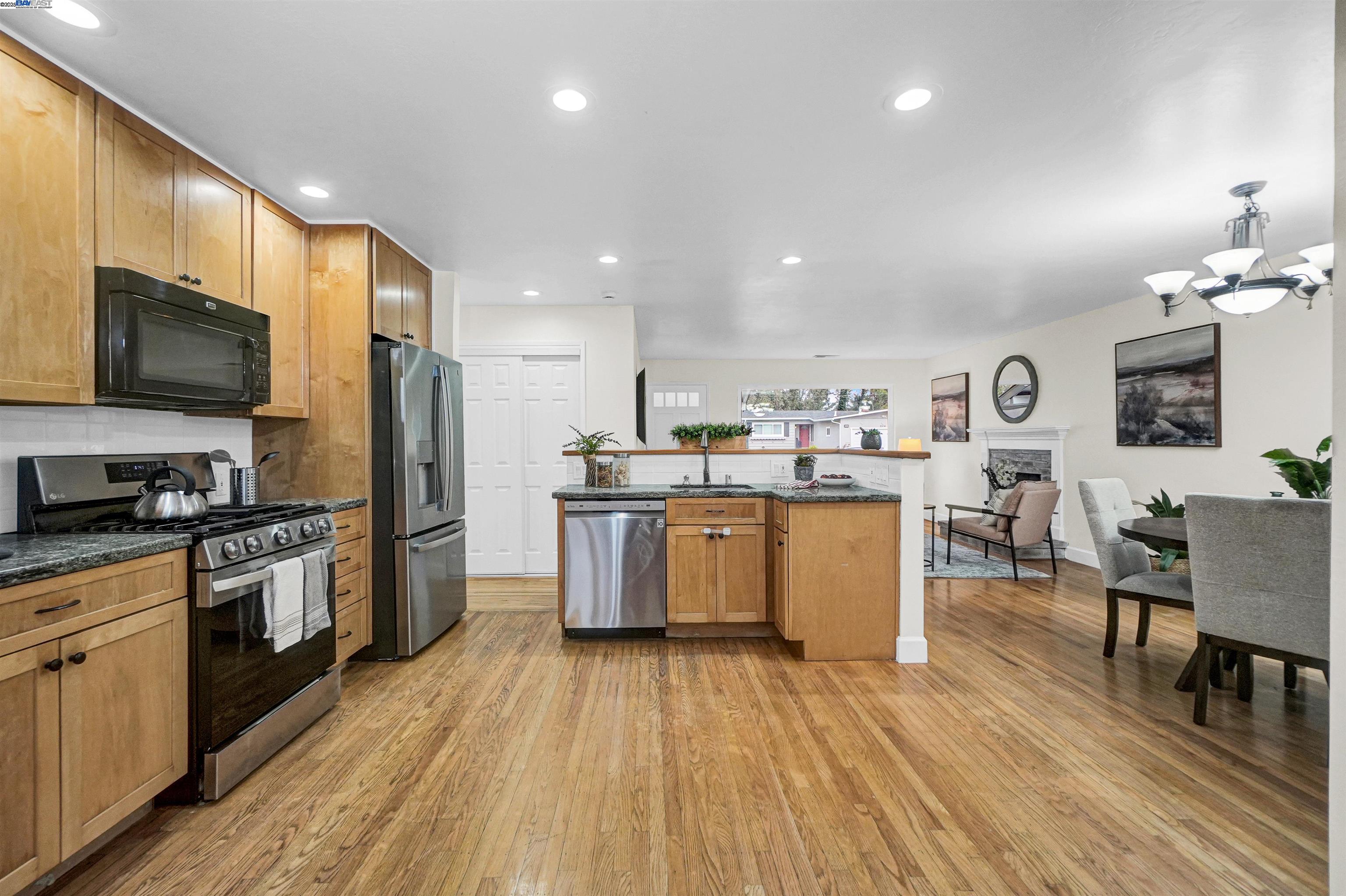 Detail Gallery Image 14 of 34 For 2521 Evergreen Dr, San Bruno,  CA 94066 - 4 Beds | 2 Baths