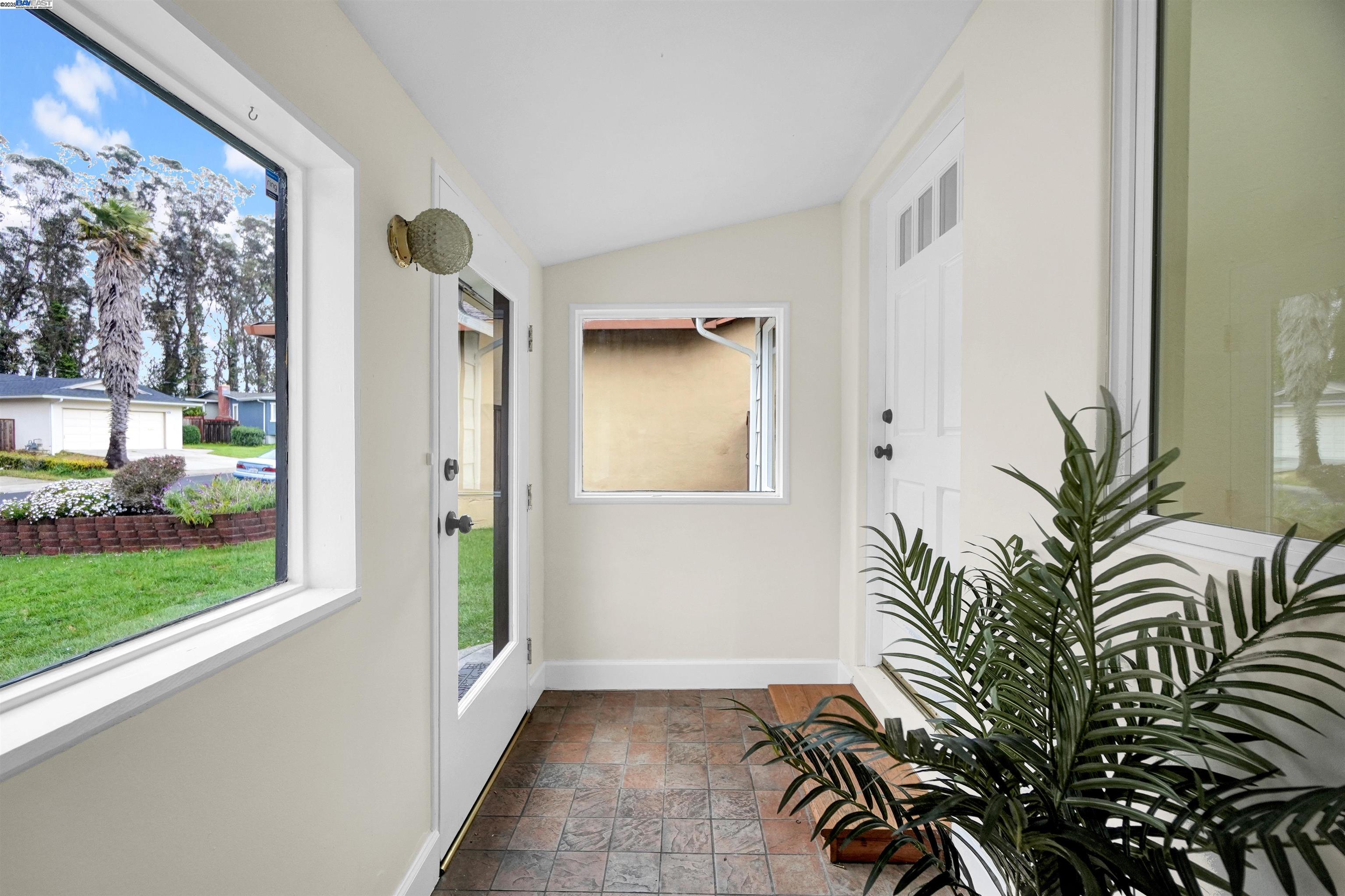 Detail Gallery Image 5 of 34 For 2521 Evergreen Dr, San Bruno,  CA 94066 - 4 Beds | 2 Baths