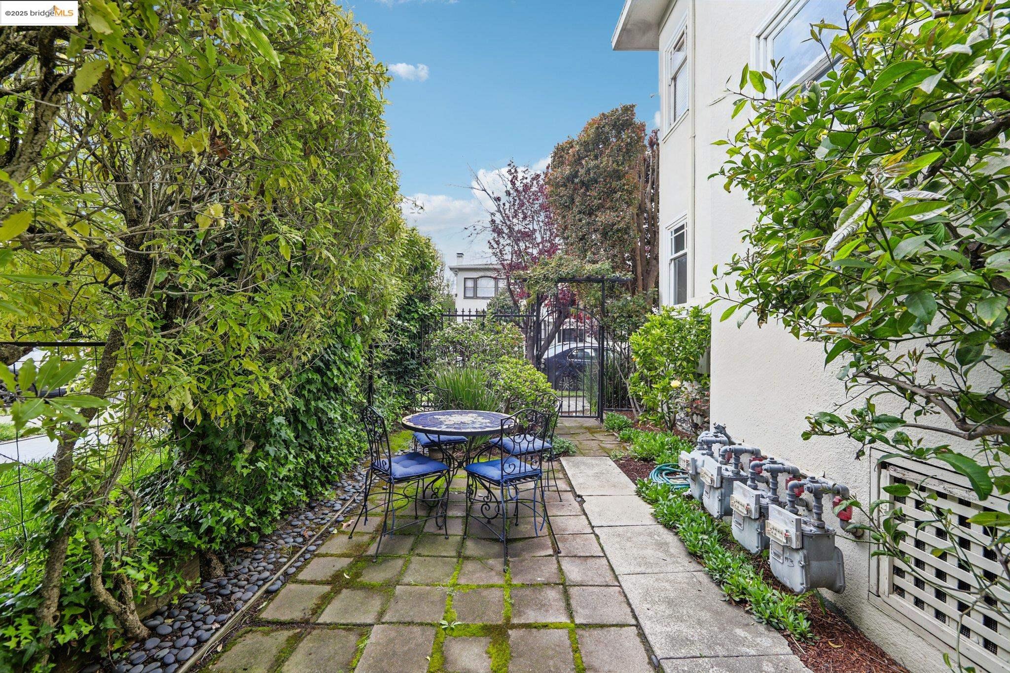 Detail Gallery Image 26 of 40 For 2600 Ashby Ave #3,  Berkeley,  CA 94705 - 1 Beds | 1 Baths