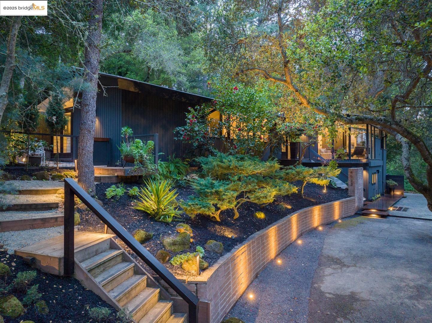 Detail Gallery Image 1 of 1 For 4523 Oak Hill Rd, Oakland,  CA 94605 - 3 Beds | 2 Baths
