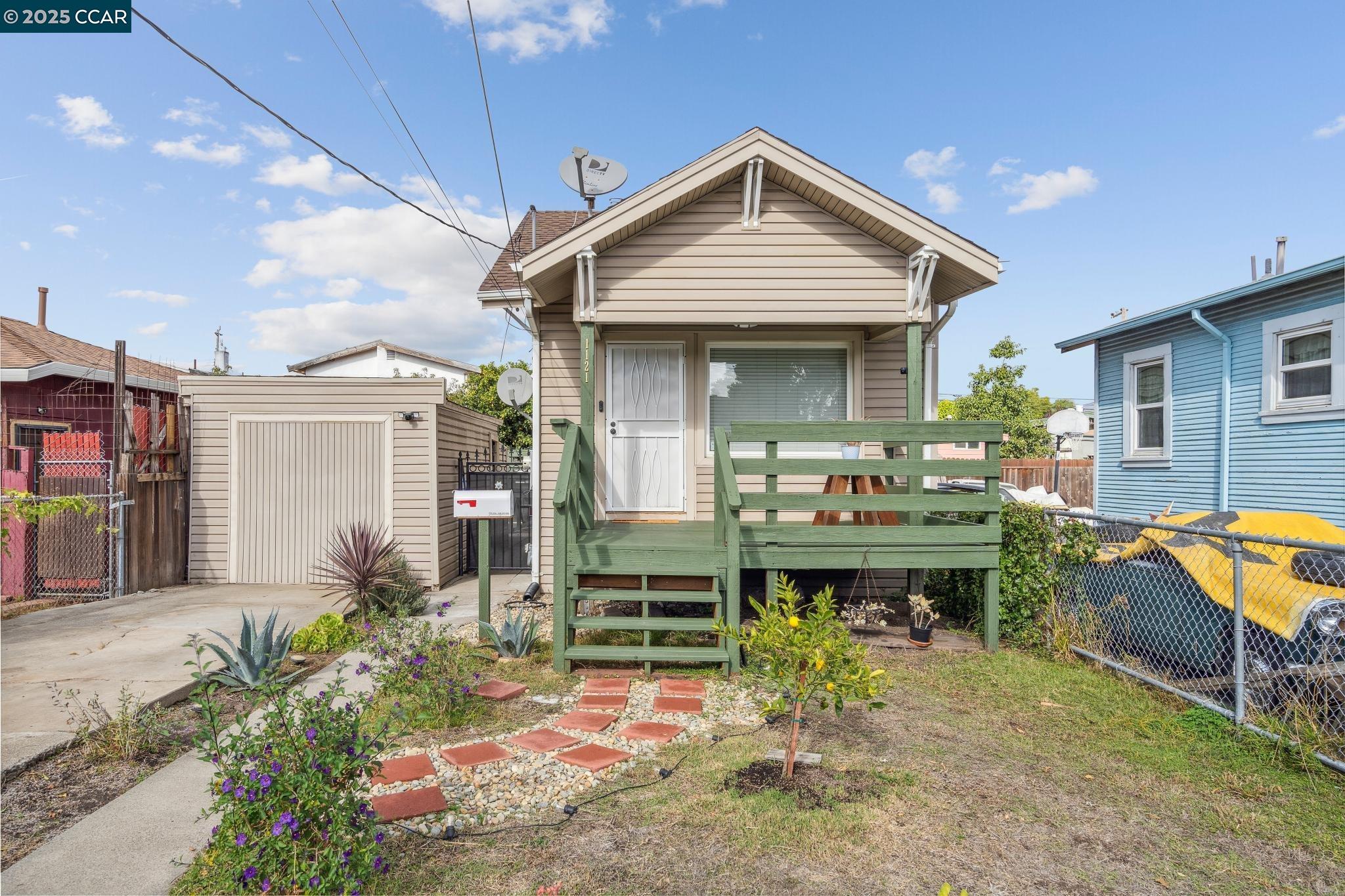 Detail Gallery Image 1 of 1 For 1121 104th Ave, Oakland,  CA 94603 - 2 Beds | 1 Baths