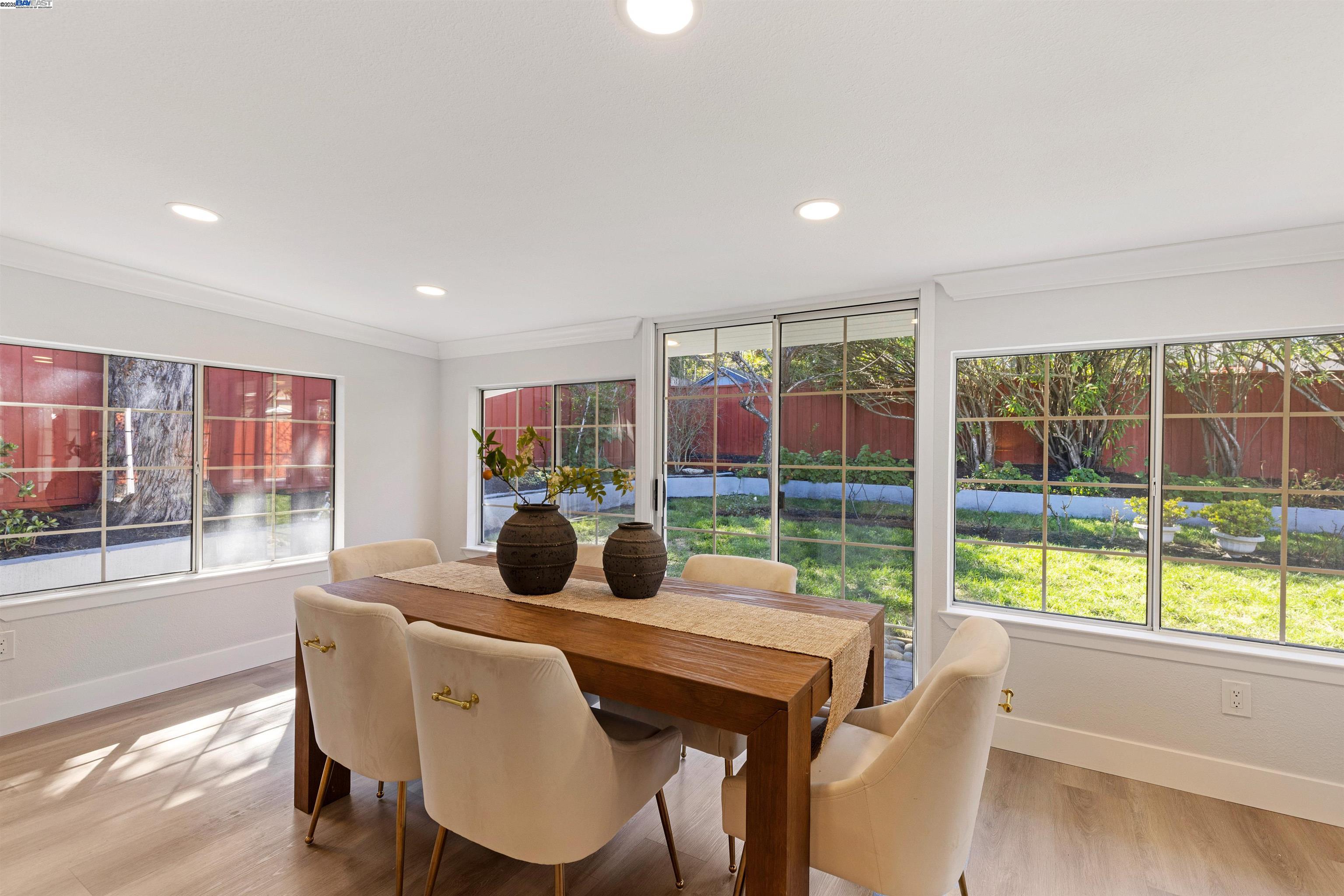 Detail Gallery Image 15 of 38 For 1692 Maryland St, Redwood City,  CA 94061 - 3 Beds | 3/1 Baths