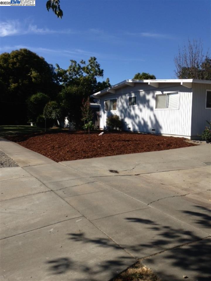 Detail Gallery Image 1 of 7 For 939 Rose Ave, Pleasanton,  CA 94566-6411 - 2 Beds | 1 Baths