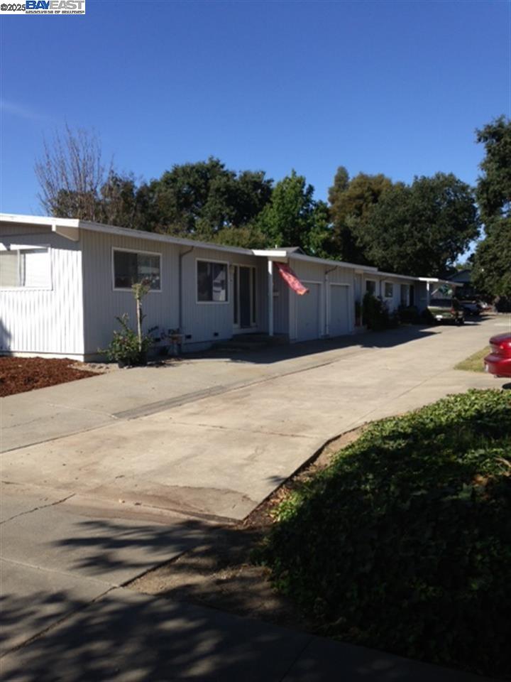 Detail Gallery Image 2 of 7 For 939 Rose Ave, Pleasanton,  CA 94566-6411 - 2 Beds | 1 Baths
