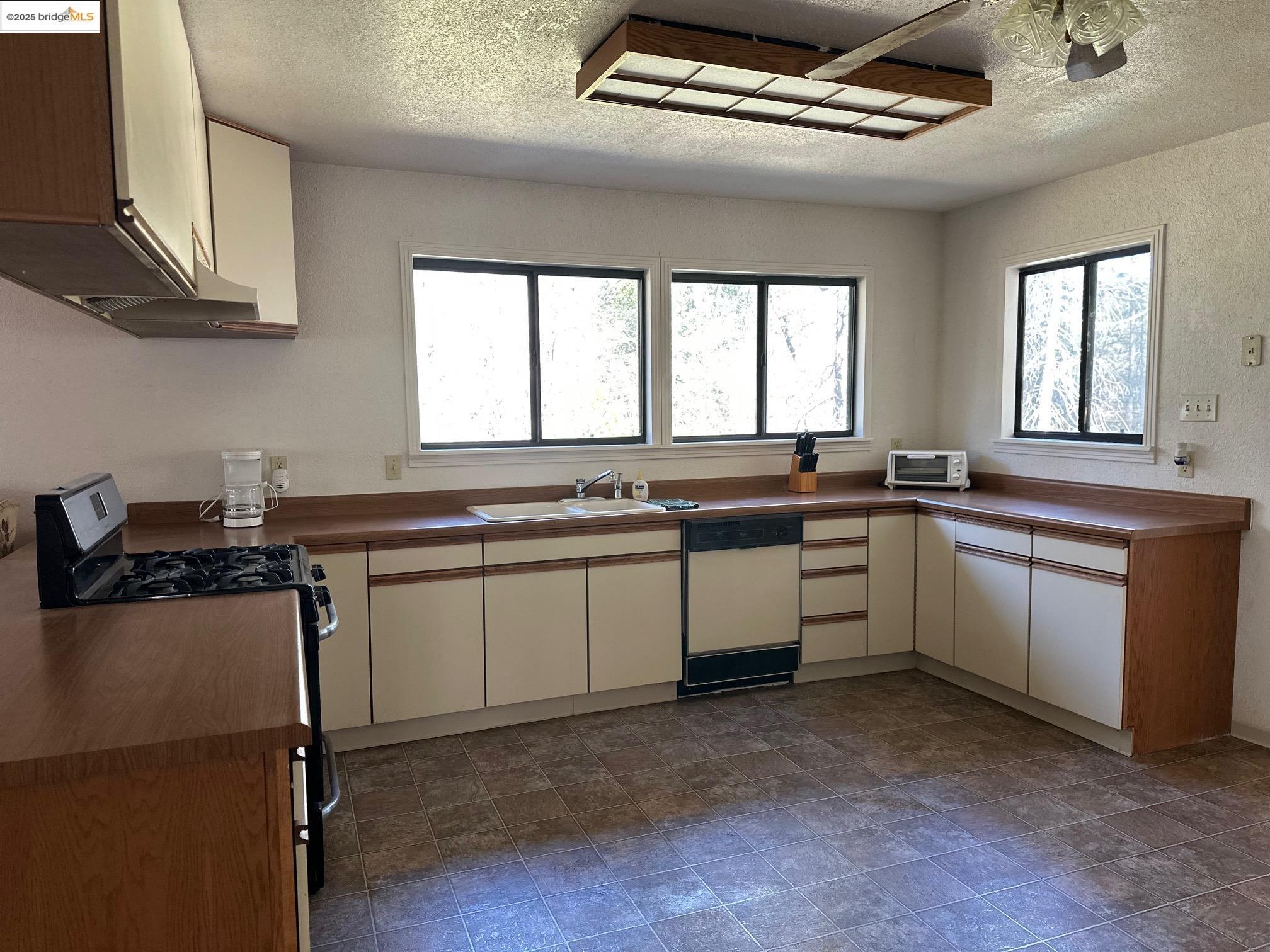 Detail Gallery Image 13 of 37 For 10967 Smith Station Rd., Groveland,  CA 95321 - 2 Beds | 2 Baths