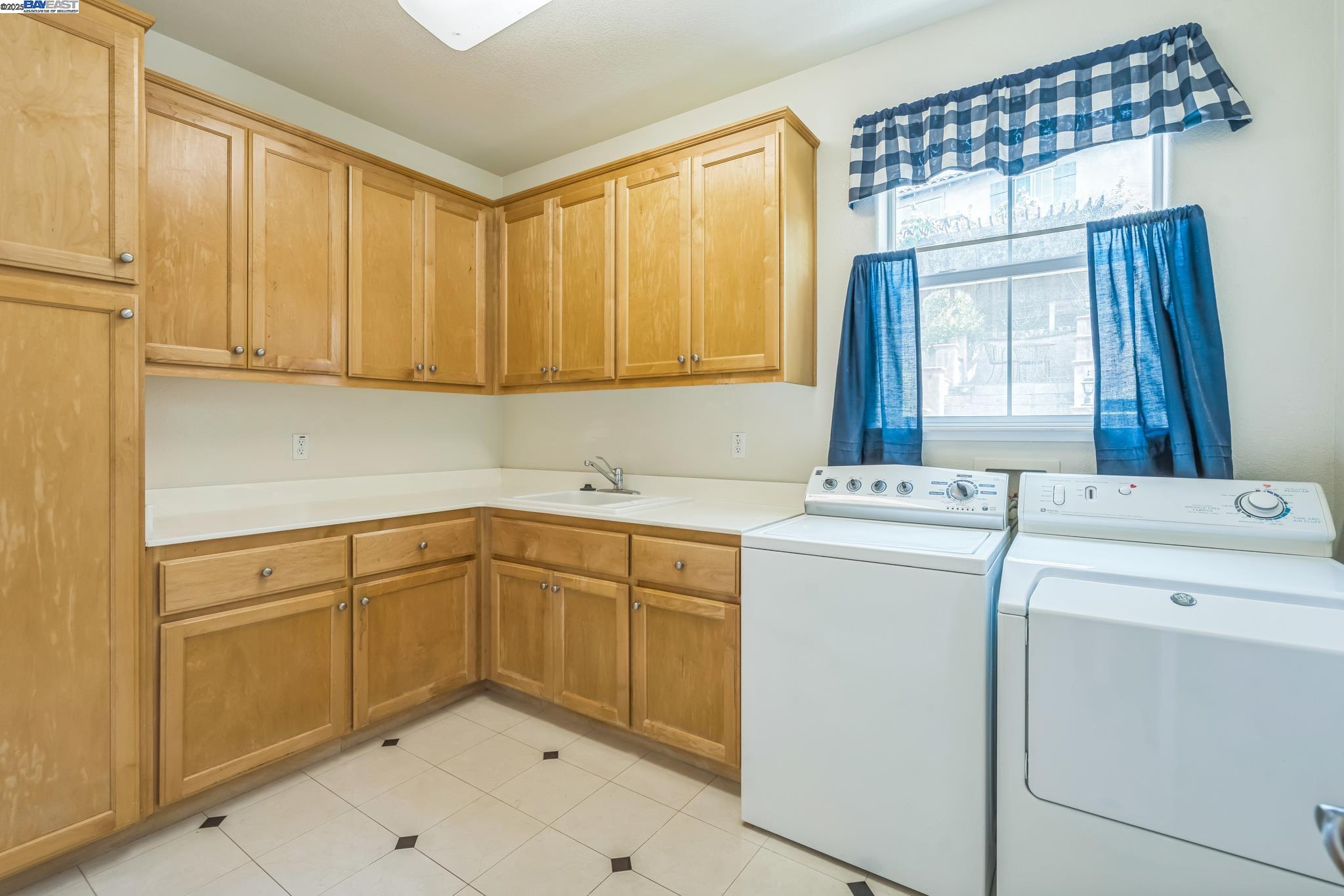 Detail Gallery Image 20 of 24 For 5591 Newfields Ln, Dublin,  CA 94568-8779 - 5 Beds | 4 Baths
