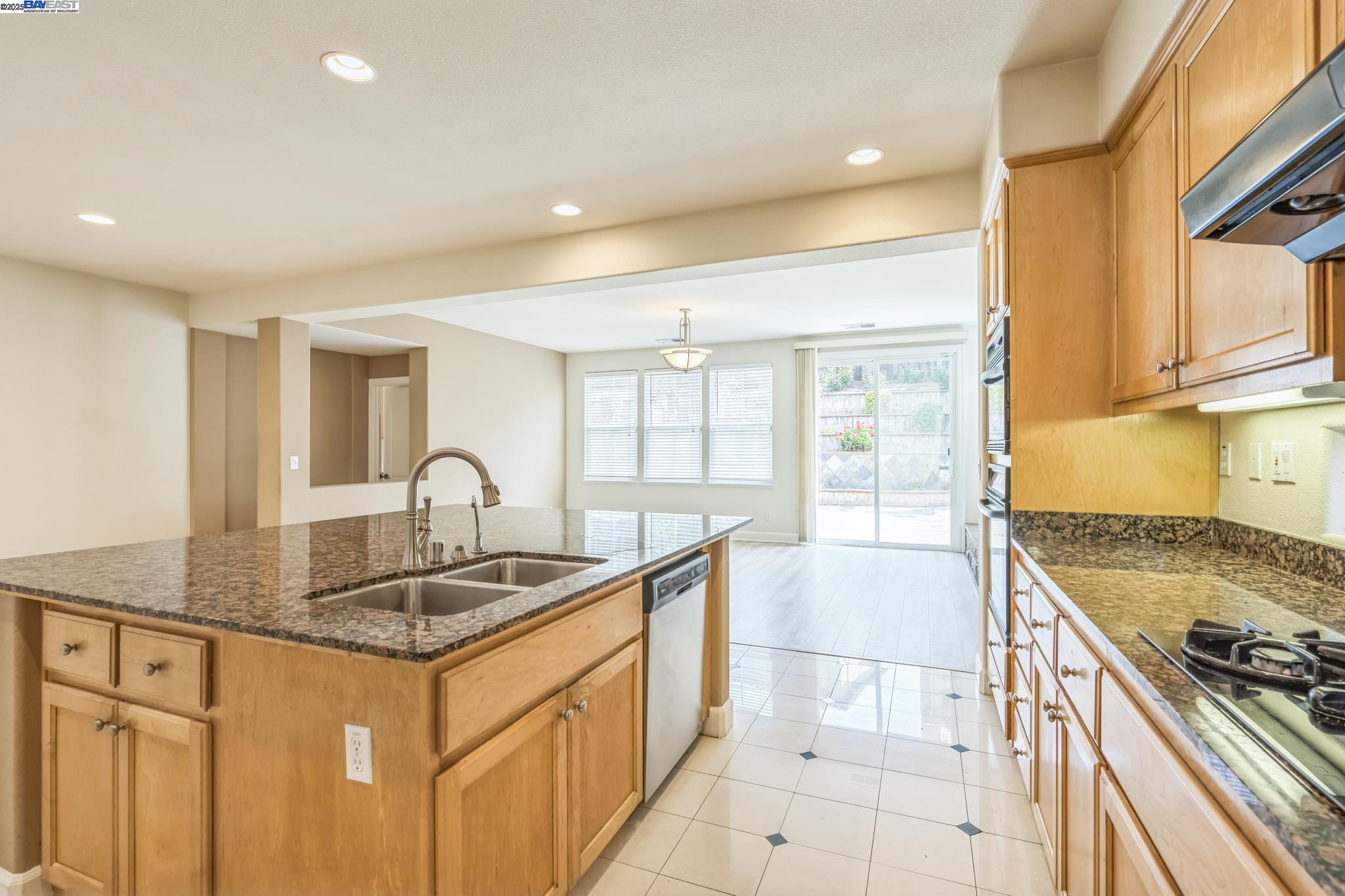 Detail Gallery Image 7 of 24 For 5591 Newfields Ln, Dublin,  CA 94568-8779 - 5 Beds | 4 Baths