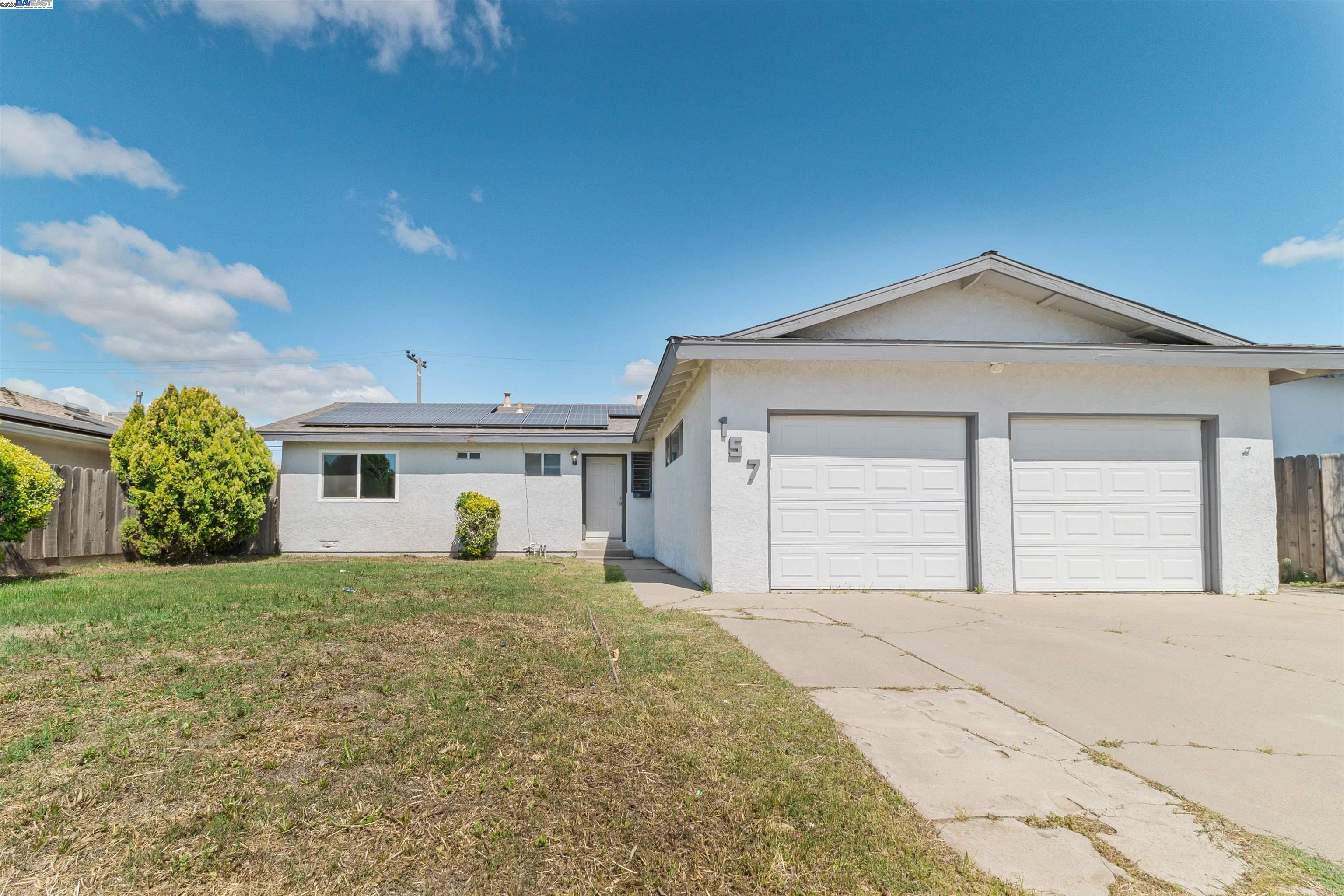 Detail Gallery Image 1 of 25 For 157 Argonaut St, Manteca,  CA 95336 - 3 Beds | 2 Baths