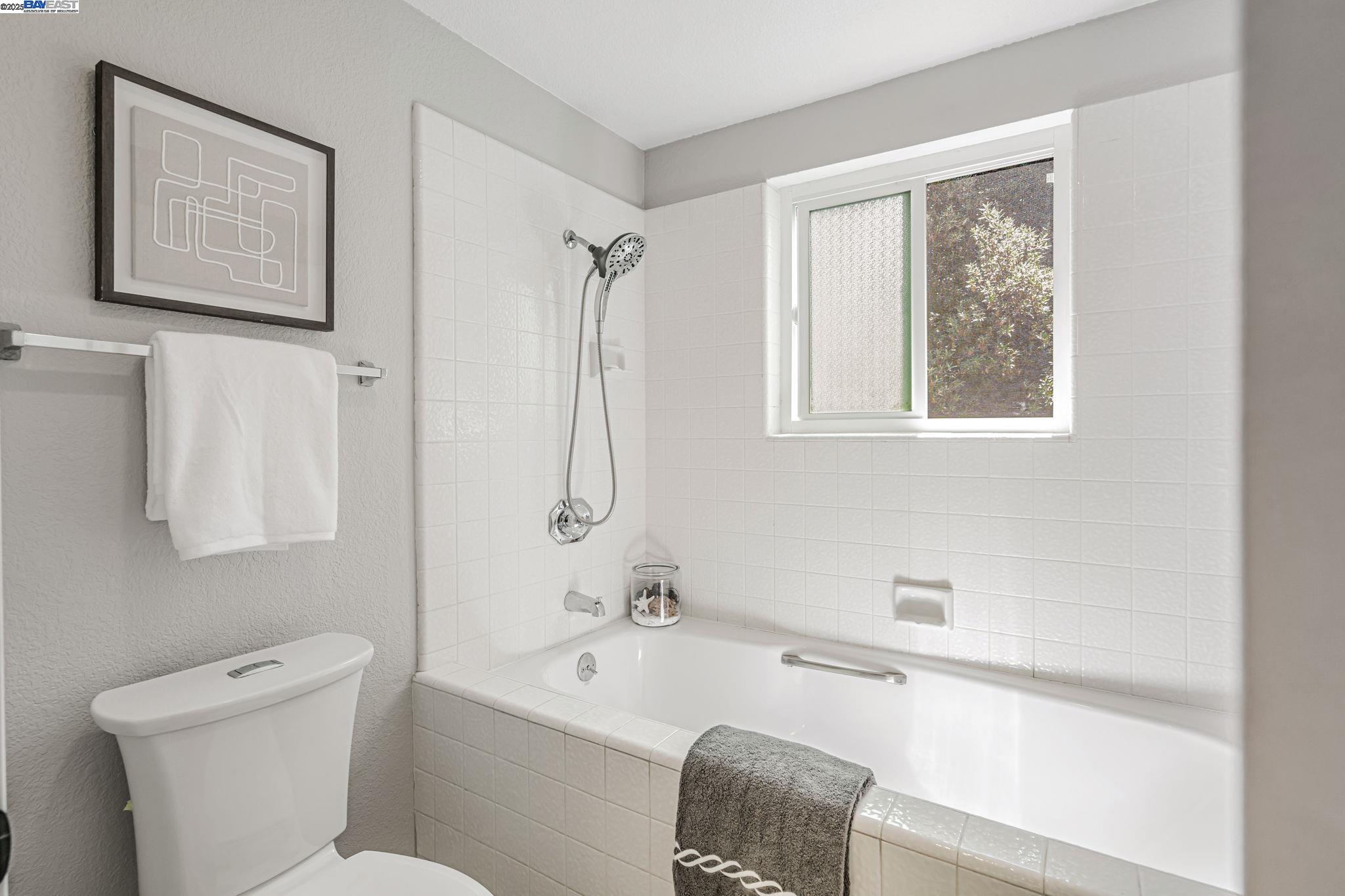 Detail Gallery Image 11 of 26 For 419 Saint Emilion Ct, Mountain View,  CA 94043 - 3 Beds | 2/1 Baths