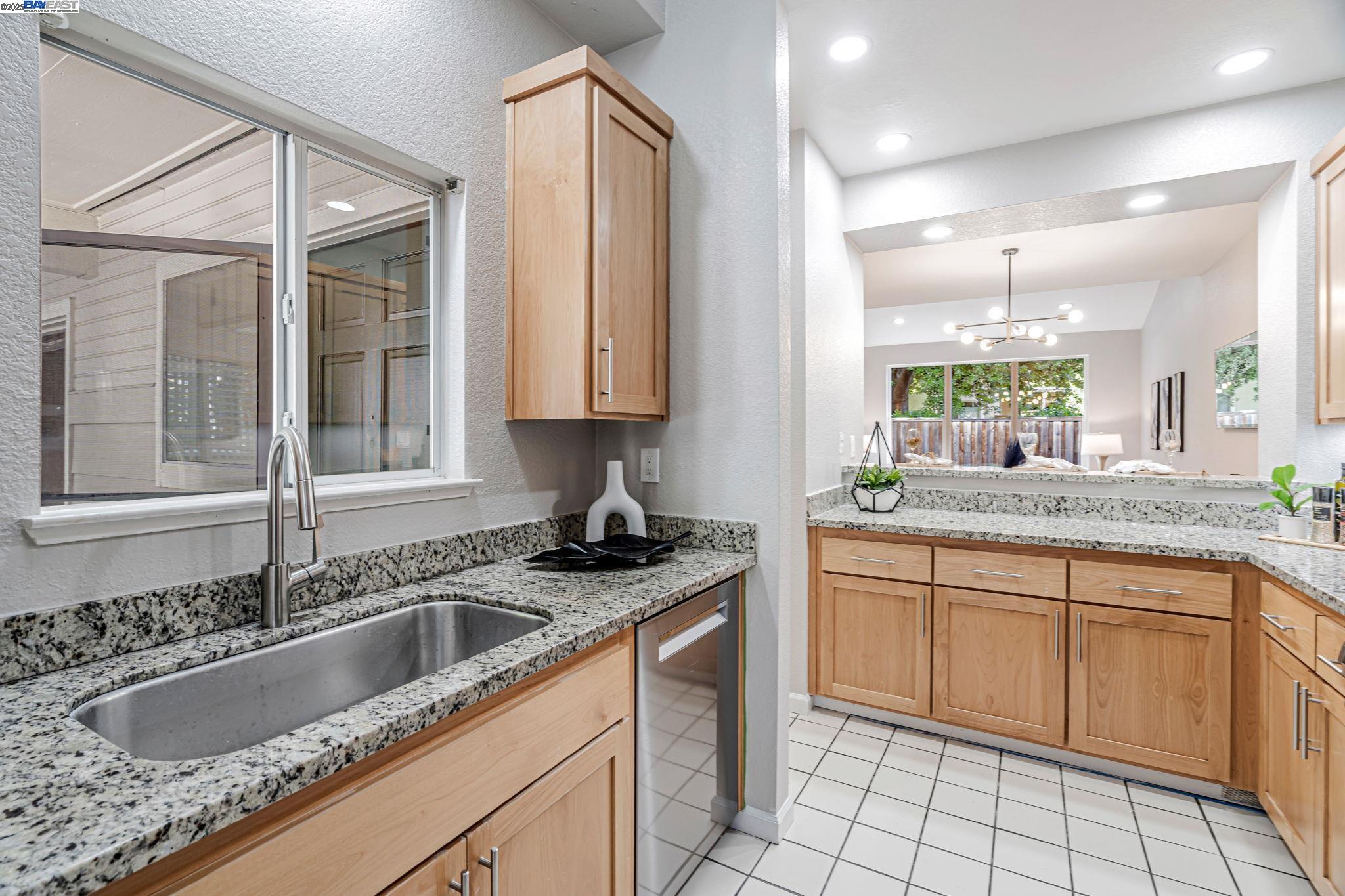 Detail Gallery Image 13 of 26 For 419 Saint Emilion Ct, Mountain View,  CA 94043 - 3 Beds | 2/1 Baths