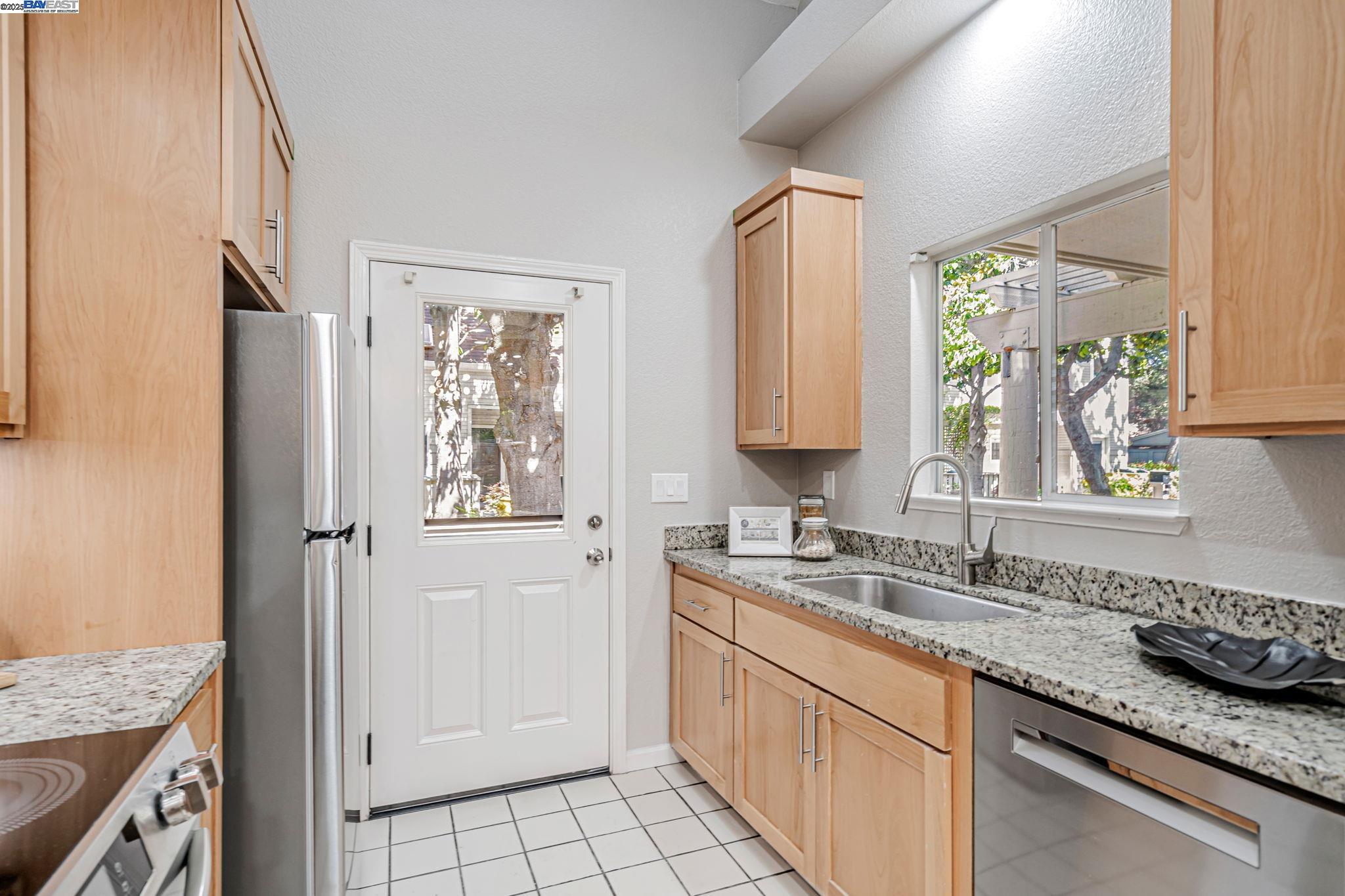 Detail Gallery Image 14 of 26 For 419 Saint Emilion Ct, Mountain View,  CA 94043 - 3 Beds | 2/1 Baths