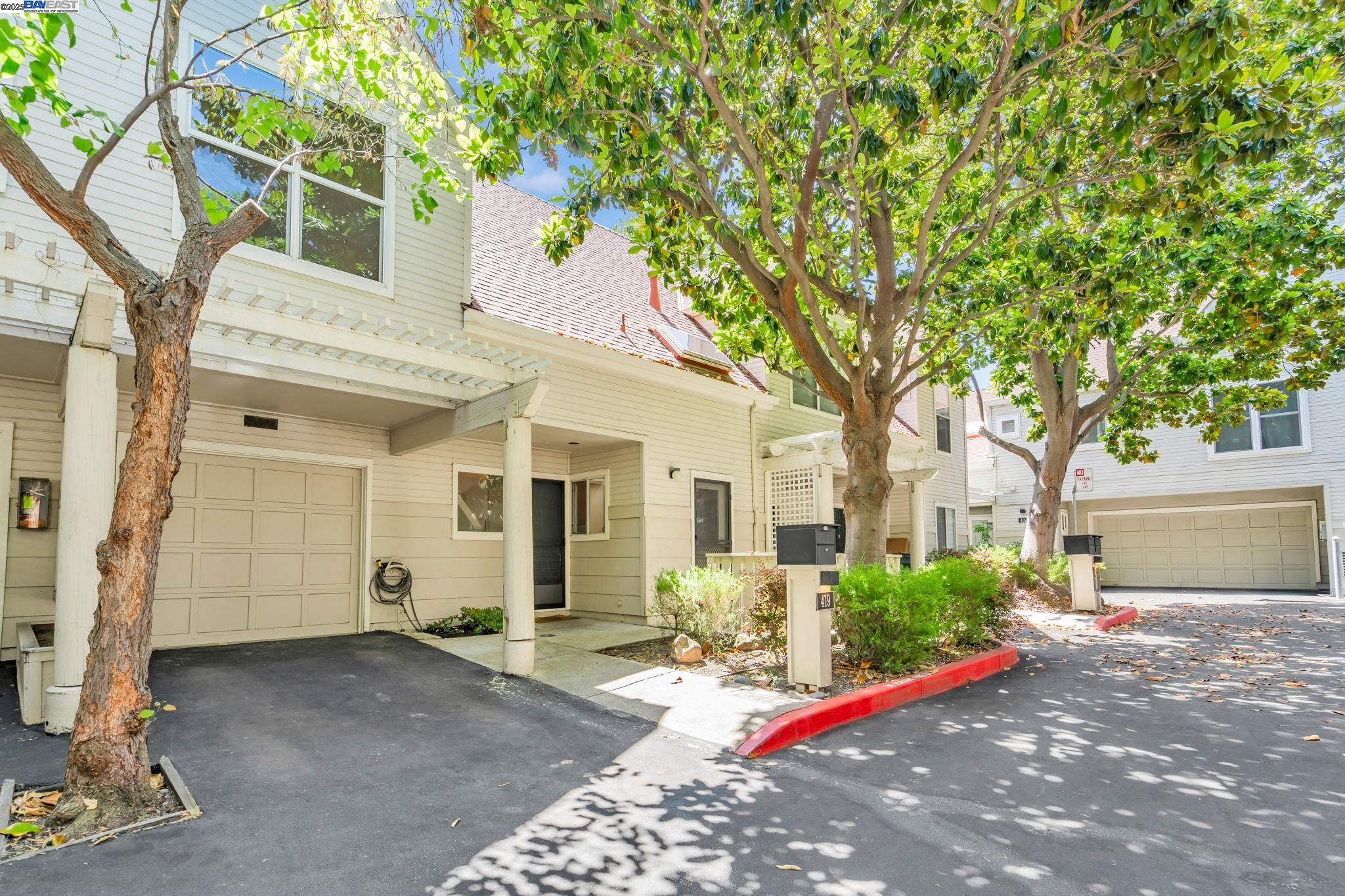 Detail Gallery Image 3 of 26 For 419 Saint Emilion Ct, Mountain View,  CA 94043 - 3 Beds | 2/1 Baths