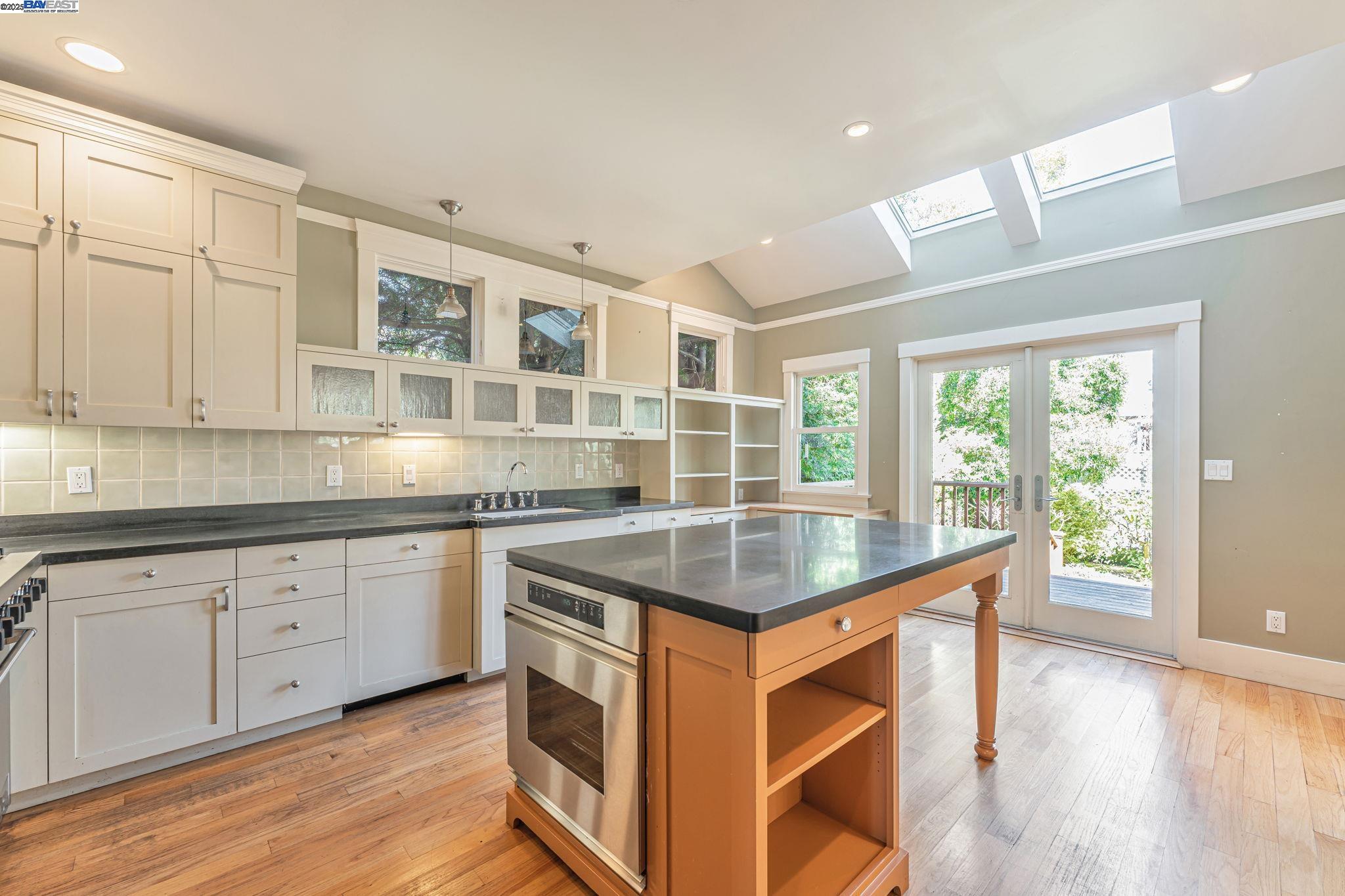 Detail Gallery Image 12 of 54 For 414 Mcauley St, Oakland,  CA 94609 - 4 Beds | 2 Baths