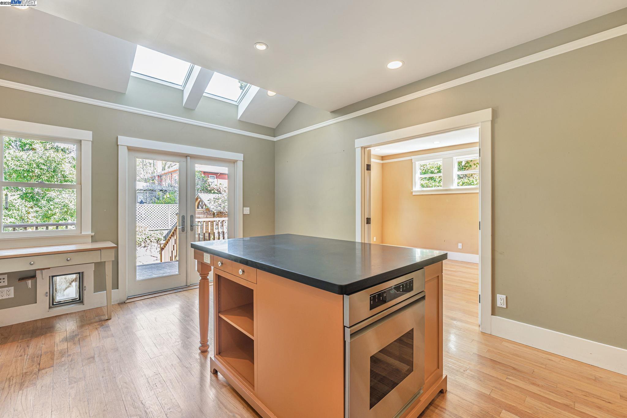 Detail Gallery Image 13 of 54 For 414 Mcauley St, Oakland,  CA 94609 - 4 Beds | 2 Baths