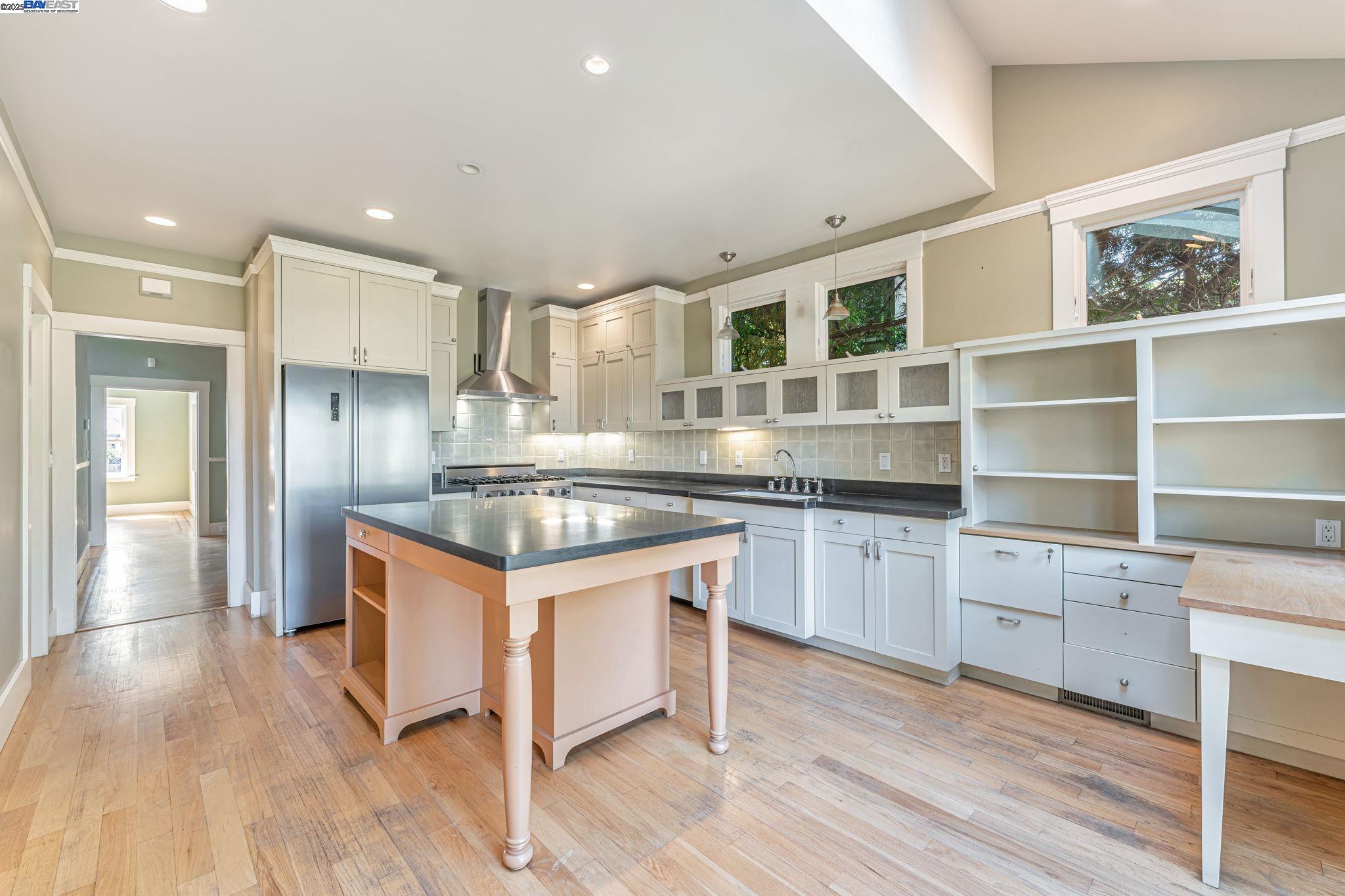 Detail Gallery Image 14 of 54 For 414 Mcauley St, Oakland,  CA 94609 - 4 Beds | 2 Baths