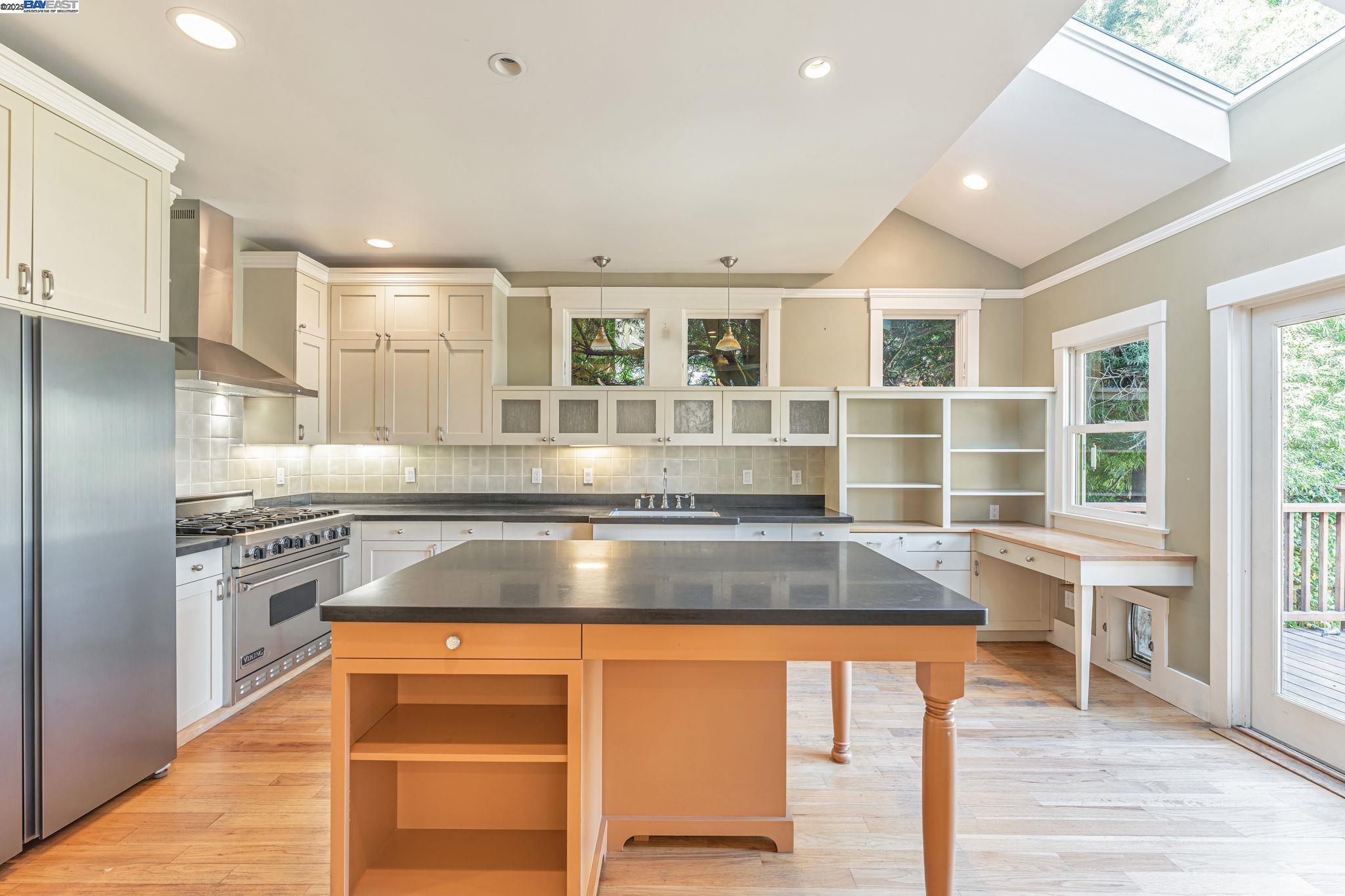 Detail Gallery Image 15 of 54 For 414 Mcauley St, Oakland,  CA 94609 - 4 Beds | 2 Baths