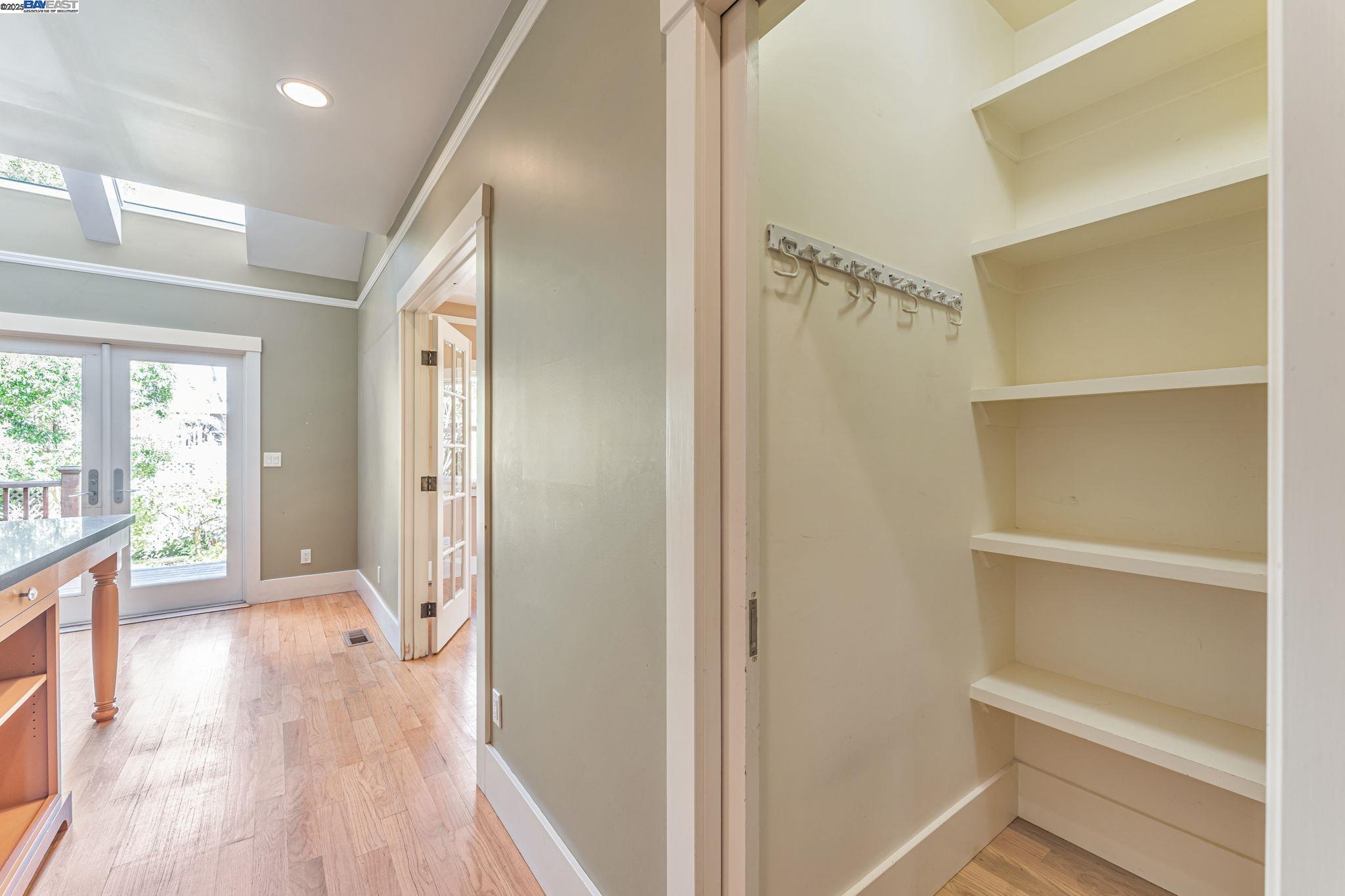 Detail Gallery Image 16 of 54 For 414 Mcauley St, Oakland,  CA 94609 - 4 Beds | 2 Baths