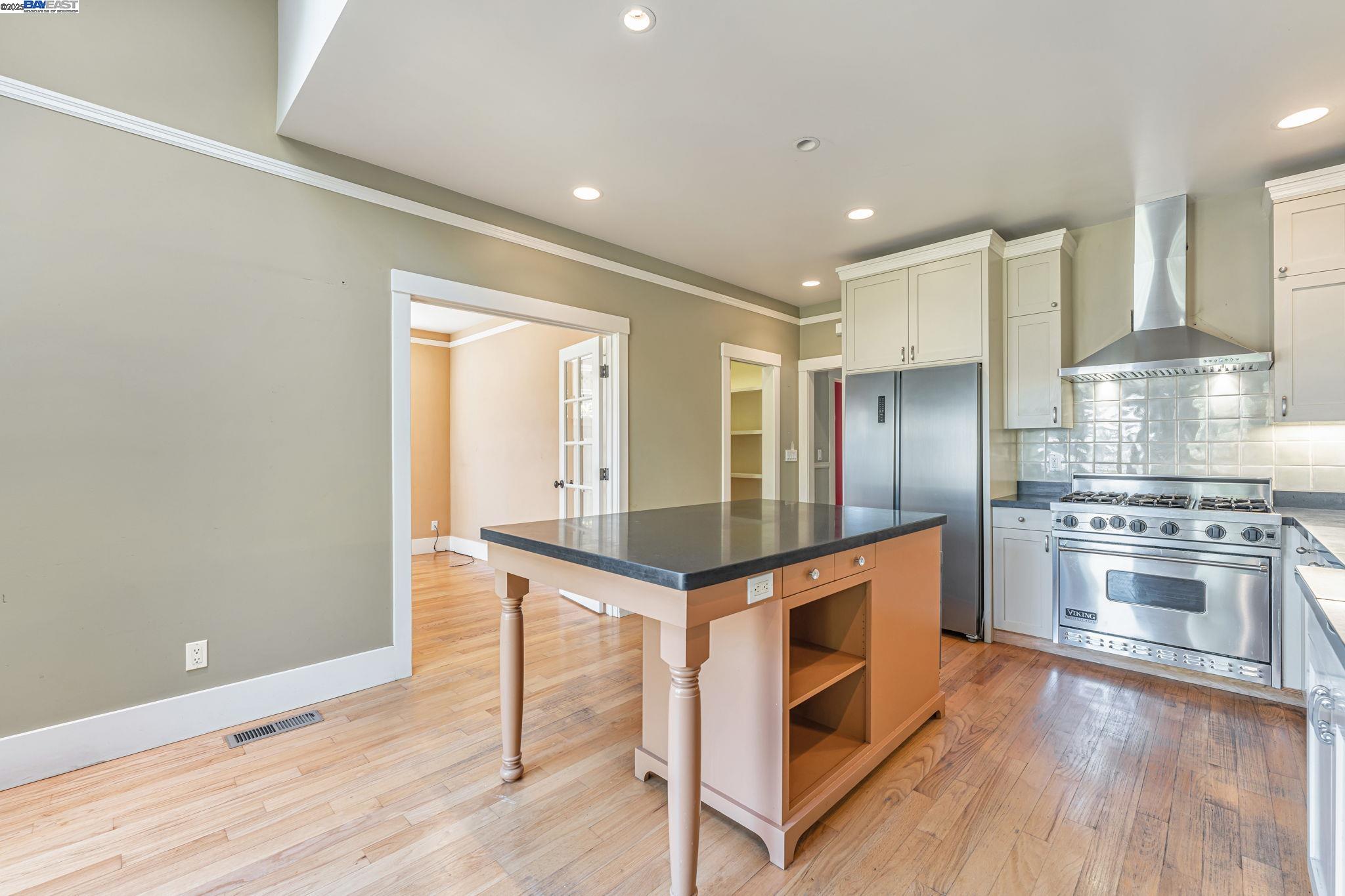 Detail Gallery Image 17 of 54 For 414 Mcauley St, Oakland,  CA 94609 - 4 Beds | 2 Baths